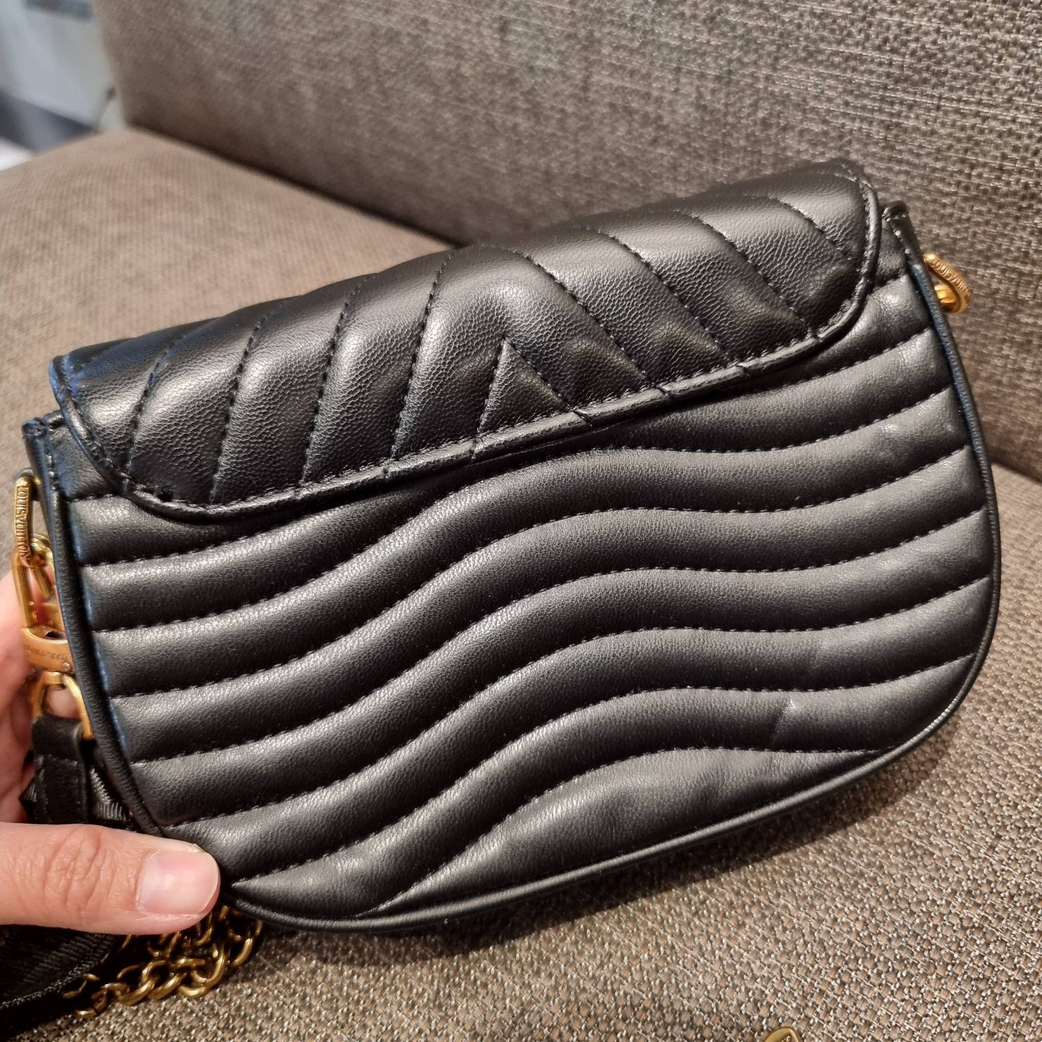 LV new wave pochette multi bag กระเป๋าสะพายมัลติฟังก์ชั่น สุดหรู มาพร้อม box set รับรองว่าดีงาม ลูกเล่นคลาสสิคผสานความวินเทจ มีสายสะพายให้ 2 เส้น และกระเป๋าใบลูก เล็กน่ารัก วัสดุหนังแท้ ภายในเป็นช่องโล่ง แบ่งสัดส่วนมีช่องย่อย ใบนี้ปรับใช้ได้หลายสไตล์ ลุคไ