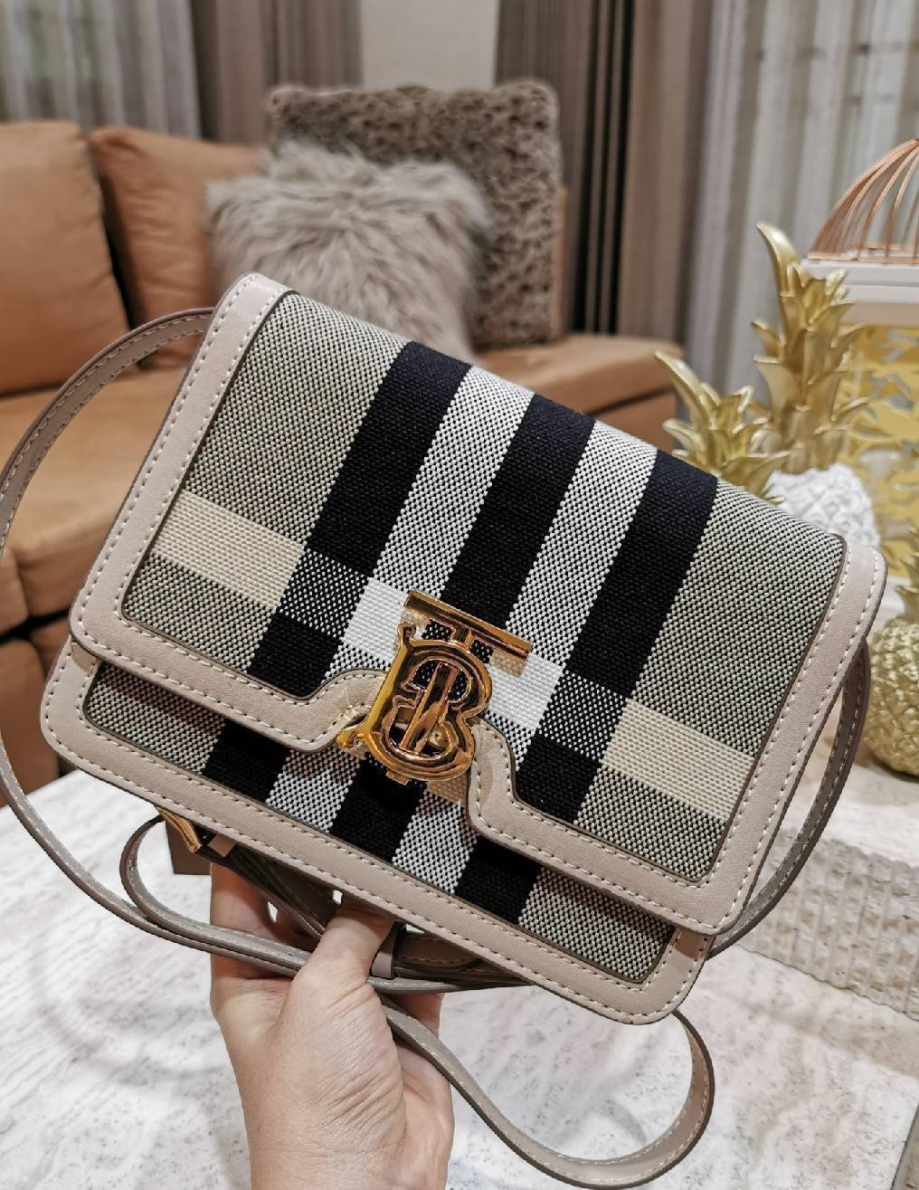 BURBERRY FRAGRANCES LEATHER CROSSBODY BAG VIP GIFT WITH PURCHASE (GWP) กระเป๋าสะพายพรีเมี่ยมกิ๊ฟรุ่นใหม่ล่าสุด Limited จาก BURBERRY Perfume DutyFree วัสดุ Canvas & Leather ลาย Vintage คอลเลคชั่นใหม่ทรงเหลี่ยมสวยหรูดูดี เปิดปิดด้วยฝาปิดสัญลักษณ์รูปTB ภายใน