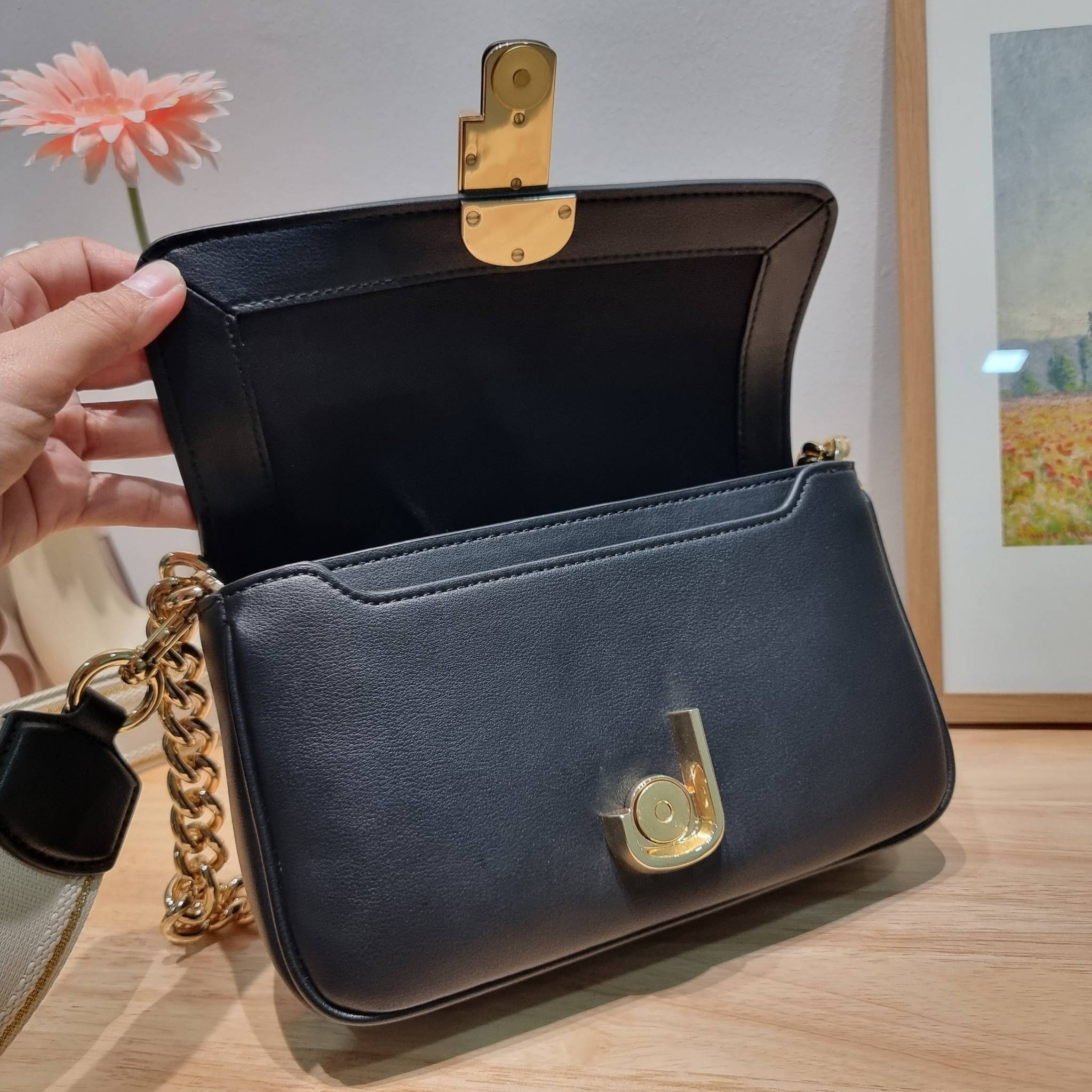 MARC JACOBS THE J MARC SHOULDER BAG คอลเลคชั่นใหม่ล่าสุด สวยฟาดกว่าใคร ใบไหนๆก็ต้องหลีก กับกระเป๋าสะพายไหล่สุดหรู รูปทรงใช้งานง่าย ดีไซน์เรียบ แต่แฝงไปด้วยความผู้ดี ดูแพง