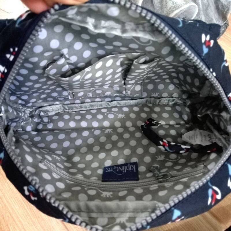 KIPLING Reth (Size S) shoulder & crossbody bag กระเป๋าสะพายวัสดุ Nylon&Polyester 100% ขนาดกำลังน่ารัก มาพร้อมพวงกุญเเจลิง มีช่องใส่ของ2ช่อง ช่องใหญ่ภายในมีป้ายและแท็กตรงซับใน มีซิปย่อยอีก 1 ช่องด้านใน,มีสายคล้องพวงกุญแจ ด้านหน้ามีอีก 1 ช่องสามารถใส่ของจุก