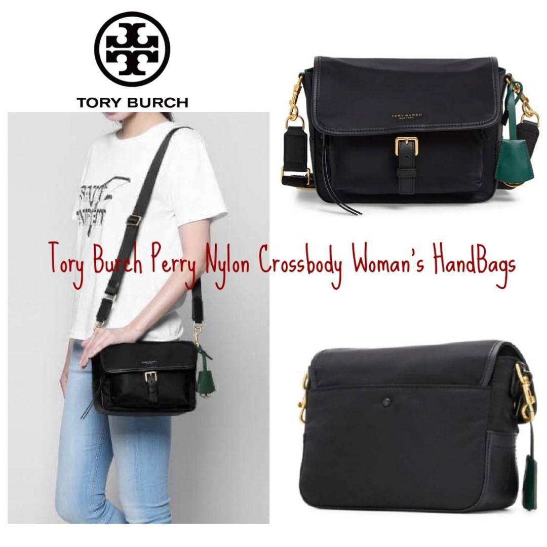 Tory Burch Perry Nylon Crossbody Woman’s HandBags กระเป๋าแบรนด์ดังจากนิวยอร์ค ที่เน้นฟังก์ชั่นกับการใช้ที่ง่ายแต่แฝงความหรูหรา มีสายสะพาย2เส้น ทั้งสายสั้นและสายยาวถอดแยกใช้งานได้ โดยจะใช้ได้ทั้งแบบทางการและกึ่งการทาง มีดีไซน์ที่เป็นเอกลักษณ์ ทันสมัย เป็นอ