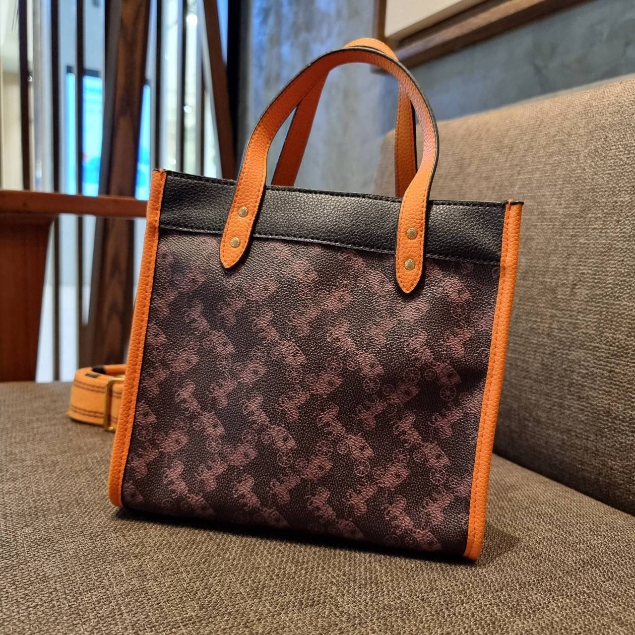 COACH C8456 FIELD TOTE 22 WITH HORSE AND CARRIAGE PRINT AND CARRIAGE BADGE คอลเลคชั่นสุดคลาสสิค ต้อนรับซัมเมอร์ ทั้งสดใสและร้อนแรง สวยหรูดูแพงในไอเท็มเดียว กระเป๋าทรงโท้ท ไซส์กำลังสวย น่ารักน่าใช้ ฟังก์ชั่นการใช้งานสะดวกที่สุด มีทั้งสายคล้องแขนในตัว และสา