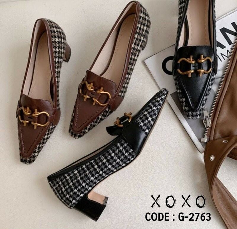 คัชชูหน้าวี ห้วแหลม ทรงเทย์ วัสดุผ้าทวีส ด้านหน้าติดอะไหล่ตะขอเกี่ยวสีทอง สวยงาม แมทส์ชุดง่าย น้ำหนักเบา มีส้นเล็กน้อย กำลังใส่สบาย