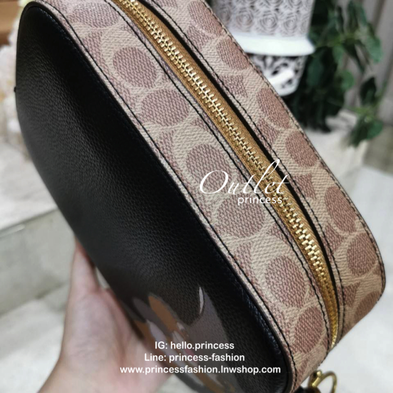 DISNEY X COACH Crossbody Bag 2019 New collection & Limited collection กระเป๋าสะพายขนาดกำลังน่ารัก วางอยู่ทรง วัสดุหนัง ลายตัวการ์ตูน Disney 3 charactors เปิดปิดด้วยซิป ภายในโล่ง ใส่ wallet ยาว มือถือได้ทุกรุ่นมีช่องเล็ก และช่องซิป พร้อมสายสะพายยาว ถอด ปรั