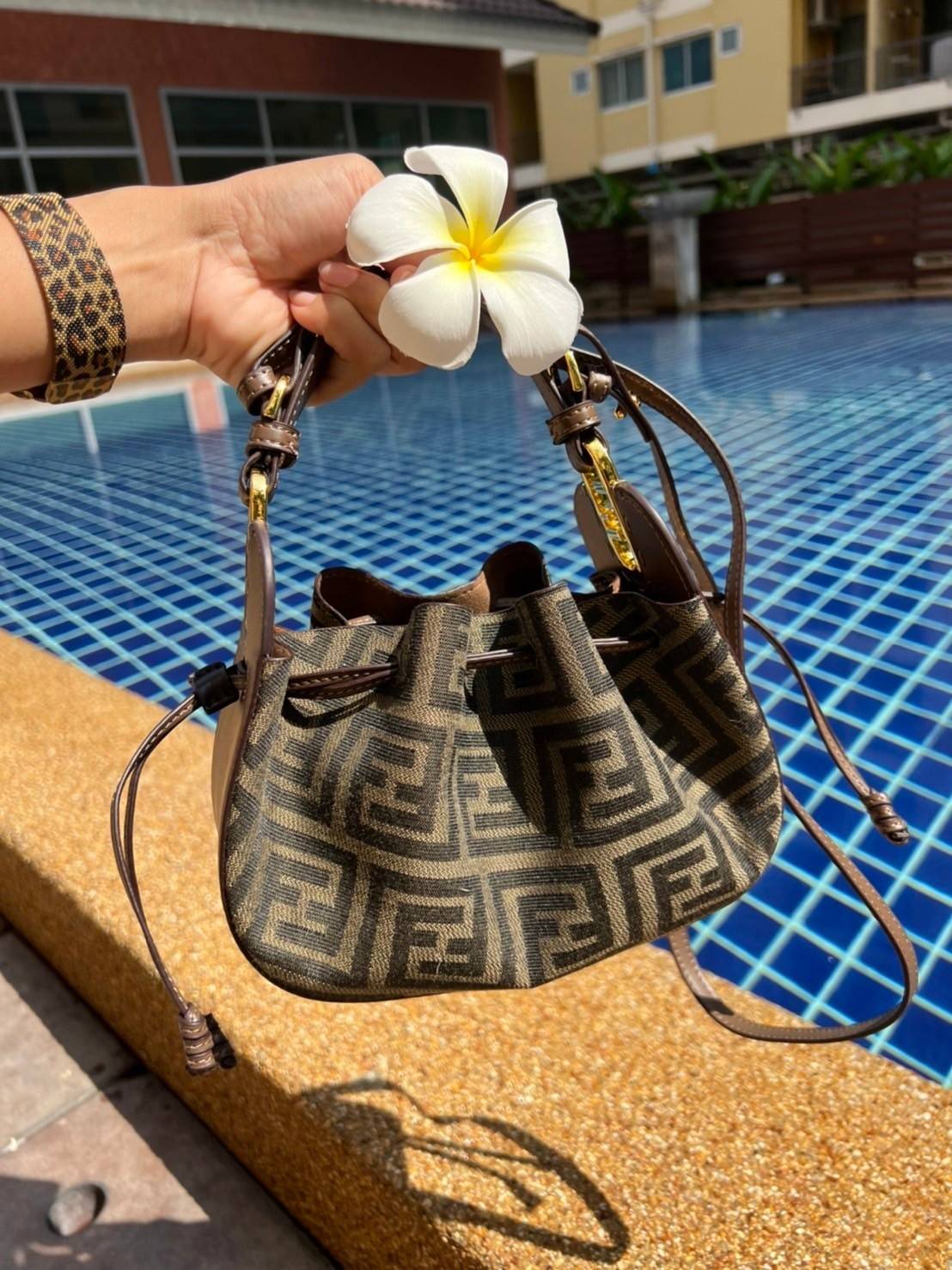 Fendi Pomodorino Brown FF Fabric Mini Bag กระเป๋าถือหรือสะพายไหล่ วัสดุผ้าโพลีเอสเตอร์ ลายแบรนด์ ผสมหนังวัวแท้ เปิดปิดด้วยเชือกรูด ทรงน่ารัก กะทัดรัด น้ำหนักเบา ใส่โทรศัพท์ i-phone+ ได้ สวยหรูลูกคุณหนูที่สุดเลยค่าใบนี้