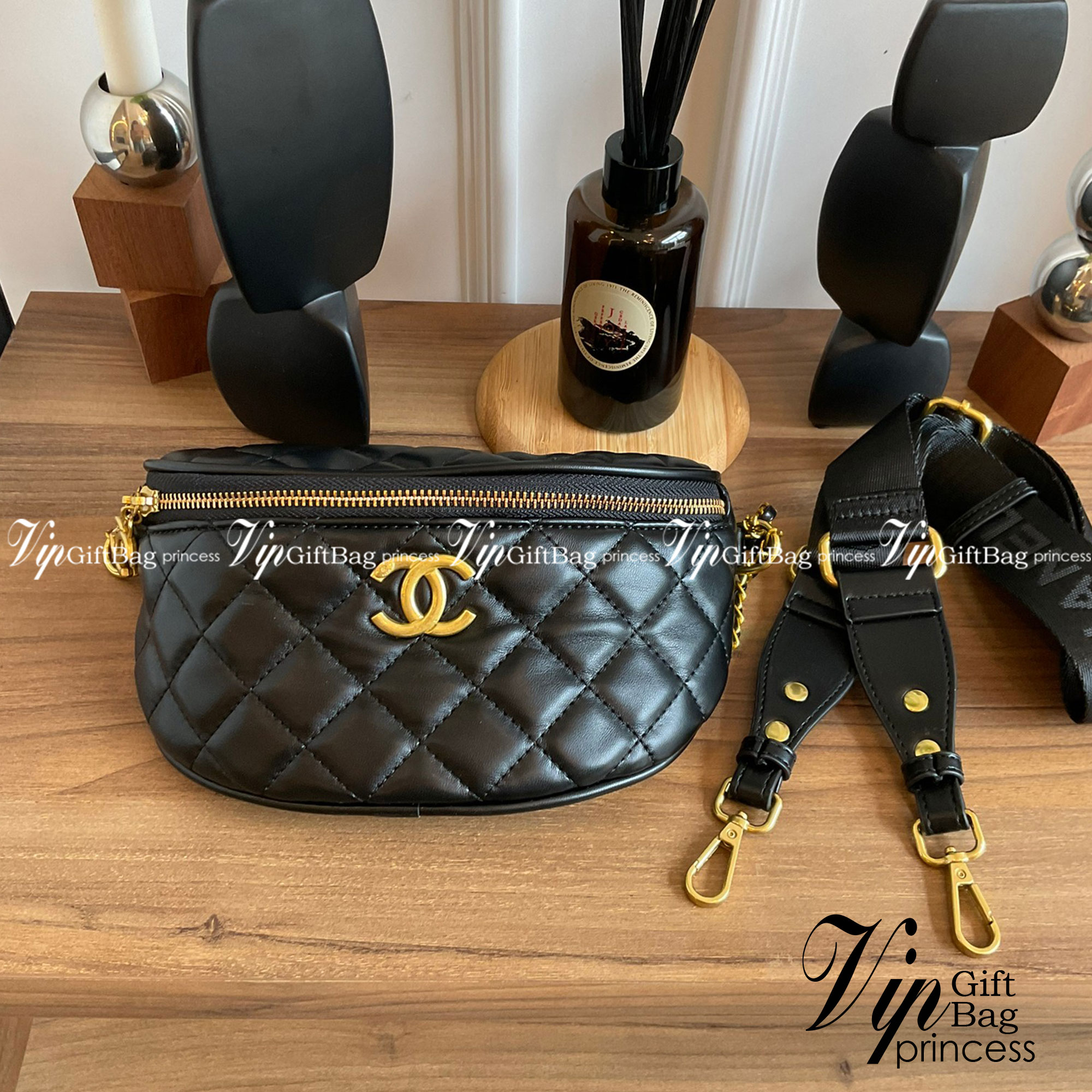 Chanel Belt bag black / CHANEL VIP GIFT CAVIER BAG CHANEL VIP GIFT BAG กระเป๋าคาดอกสุดเก๋ ที่กำลังมาแรงมาในตอนนี้ ตัวกระเป๋าเป็นหนังพียูพรีเมี่ยม อะไหล่ทองวินเทจทั้งใบ ด้านหน้าประดับโลโก้แบรนด์ เปิดปิดด้วยซิปยาว ด้านในใส่กระเป๋าสตางค์สั้นได้ มาพร้อมสายยาว