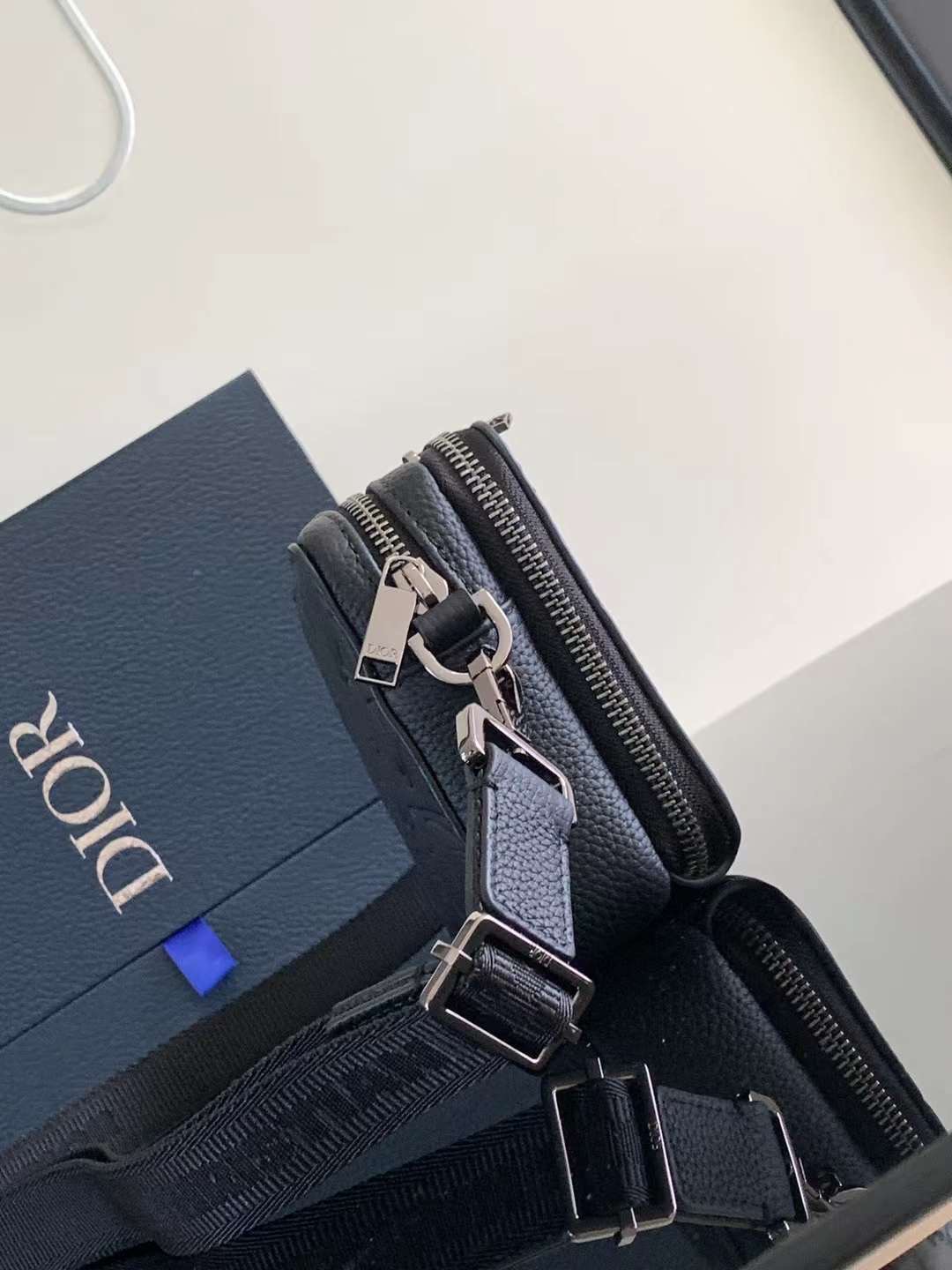 DIOR Zipped Pouch with Strap Black Dior Gravity Leather / Dior Trunk Messenger Bag กระเป๋าสะพายทรงแมสเซ็นเจอร์ ทรงพอชรูปทรงทันสมัย สง่างามเหนือกาลเวลา เกรดท็อปออริ สลับแท้ 1:1