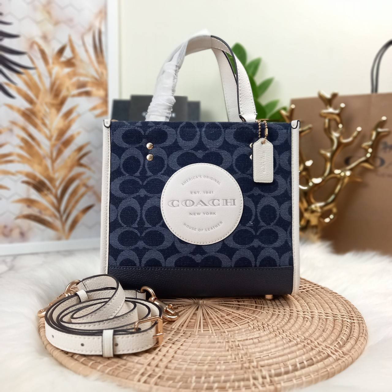 OUTLET 】COACH DEMPSEY TOTE 22 IN SIGNATURE JACQUARD WITH COACH PATCH (C5638) ฮิตมาก พลาดไม่ได้เชียว 🤩ตอกย้ำความแรง กับทรงTOTE ยอดฮิต เวลานี้ ยกให้เลย//กระเป๋าถือ หรือสะพาย มีสายยาว ถอดและ //วัสดุ jacquard ทอลาย signature เก็บดีเทลหนังแท้ ใบนี้สวยค