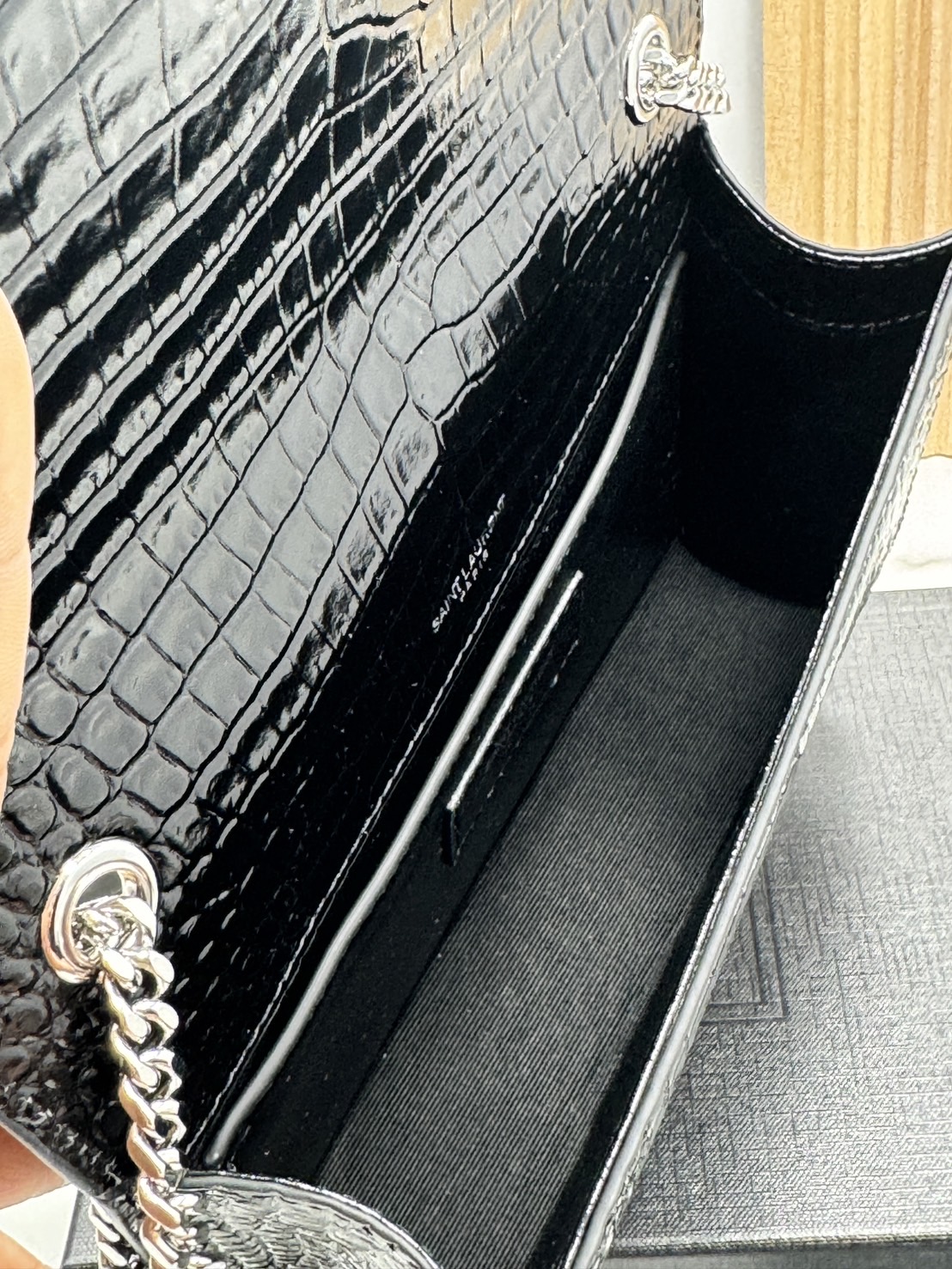 ORI หนังแท้ | 20cm Ysl Kate Croc Tassel Bag / YSL Woc Bag กระเป๋าสะพายทรง woc เรียบหรูดูแพงที่แท้จริง งานหนังลายจรเข้เต็มใบโดดเด่นด้วยโลโก้แบรนด์สุดหรู พร้อมพู่ห้อย รุ่นฮิตลอดกาลดูดีมีระดับ