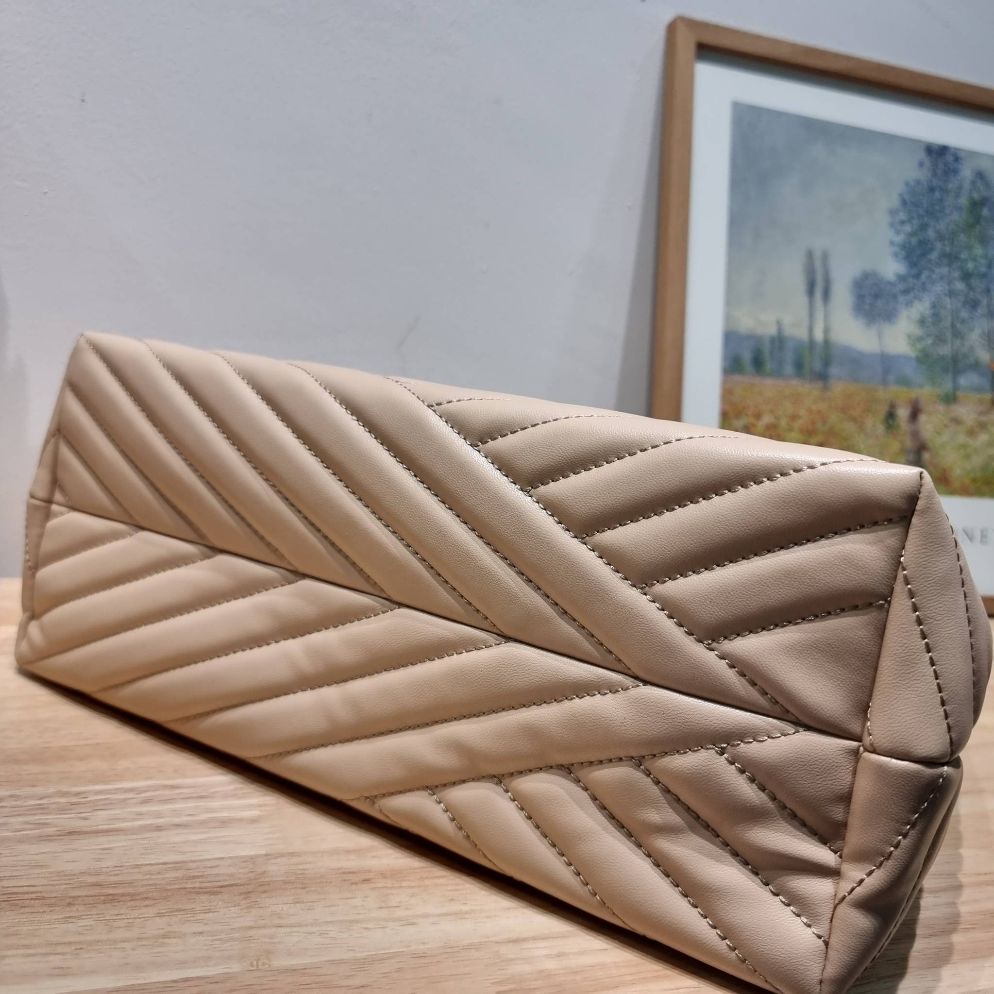 TORY BURCH KIRA CHEVRON TOTE กระเป๋าสะพายรุ่นที่ใครๆก็ต้องมี กับทรงโท้ทไซส์ใหญ่ ใช้ยังไงก็ดูหรู ดีไซน์เฉพาะตัว วัสดุหนังสัมผัสนิ่ม