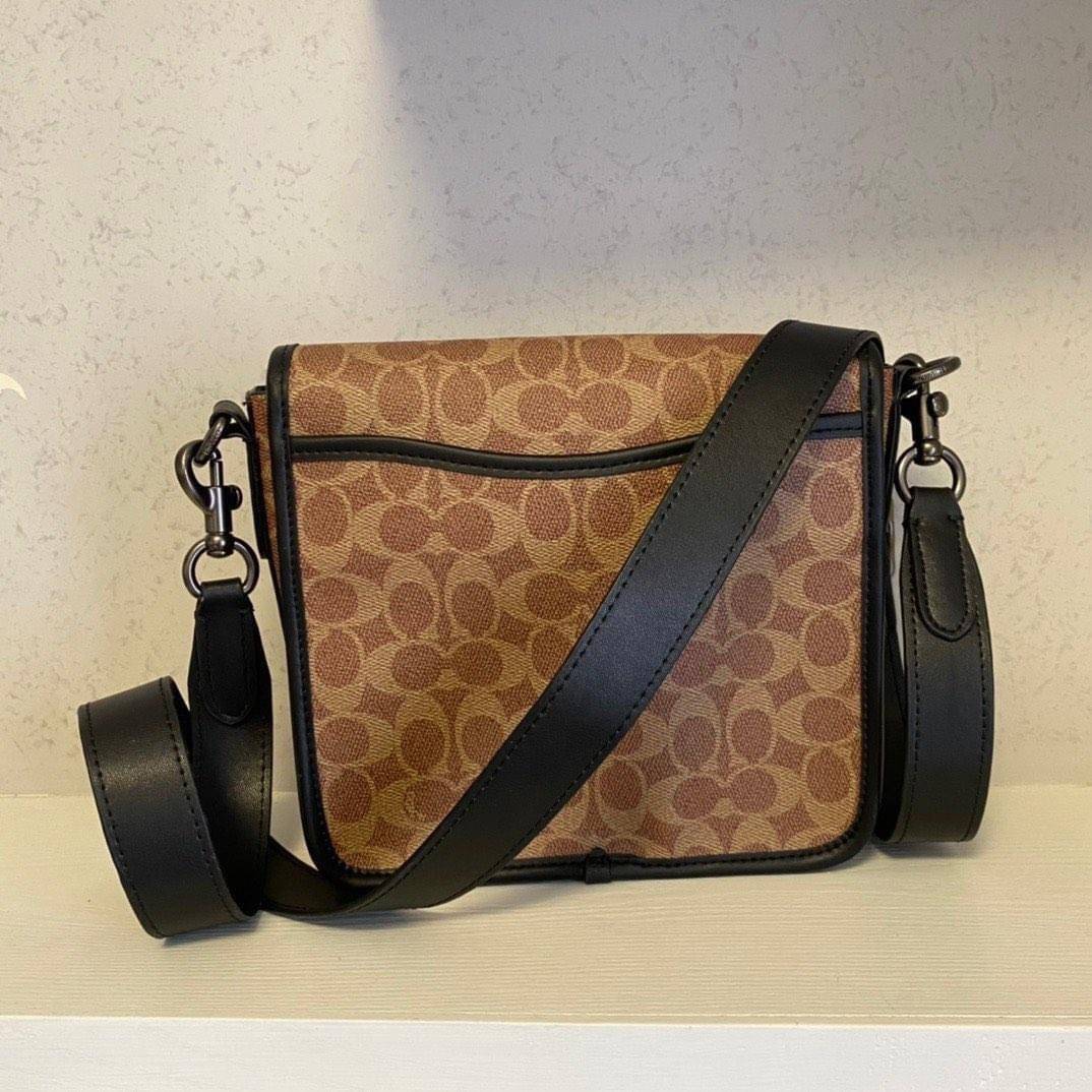 Coach Frankie Crossbody In Signature Canvas Leather Bag Sling CD877 กระเป๋าสไตล์แฮนด์ฟรีที่จัดระเบียบอย่างดีสำหรับการเดินทางหรือที่ทำงาน Frankie Crossbody ขนาดกะทัดรัดถือทุกสิ่งที่จำเป็นด้วยพื้นที่สำหรับโทรศัพท์ กระเป๋าสตางค์ กุญแจและอีกมากมาย ผลิตจากผ้าแ