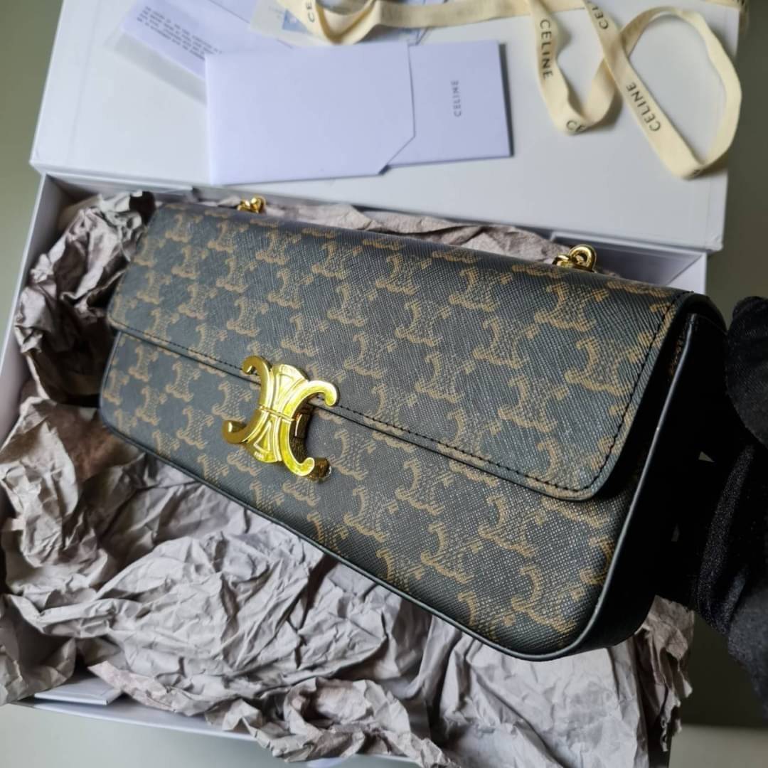 CELINE Women Chain Bag Triomphe in Triomphe Canvas-Tan / CELINE TRIOMPHE CHAIN SHOULDER BAG / CELINE WOMEN WINTER 21 ก็ปังๆ ยาวๆ ไปเลยสิคะ กระเป๋าดีไซส์ใหม่ ใหญ่กว่าเดิม จุของได้เยอะ งานหนังแคนวาสสวยหรู สวยมากกก เก๋มาก ต้องมีแล้วค่าา แบบใหม่ล่าสุด งานพึ่ง