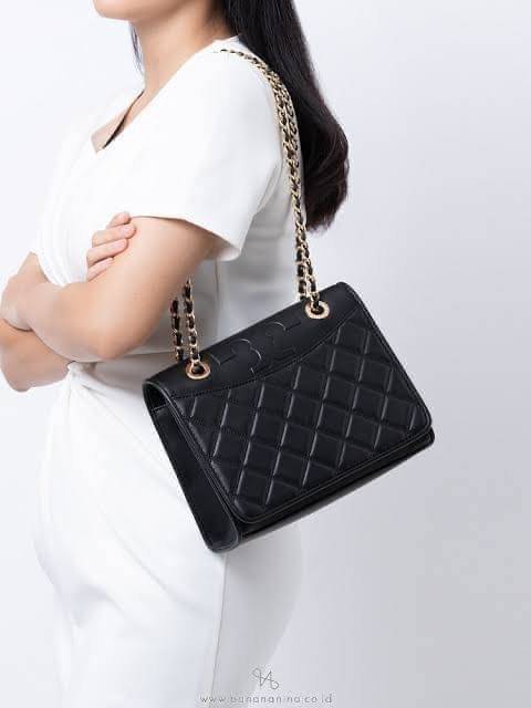 Tory Burch Savannah Convertible Shoulder Bag สาว ๆ ลุคสาวๆไม่ควรพลาด Collection นี้เลยนะคะ เป็นรุ่นที่ตอบโจทย์และครองใจสาว ๆ ได้อย่างแท้จริง เนื่องจากมีดีไซน์เรียบหรู โดยทางแบรนด์ได้ใช้เทคนิคการเย็บบนหนังเป็นลายเส้น (Chevron) ทำให้กระเป๋าดูมีราคามากยิ่งขึ