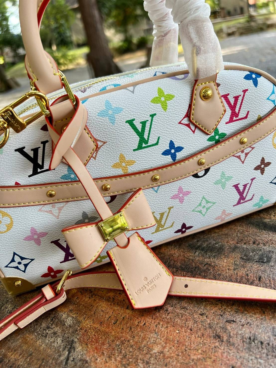 ORI หนังแท้ | LV x TM Handbag East West Murakami ซีซั่นนี้จะเป็นรุ่นไหนไปไม่ได้นอกจากรุ่นใหม่ล่าสุด พิมพ์ลายโมโนแกรมทั้งใบทรงล้ำสมัย หนังแท้นิ่มอย่างดี ประดับด้วยหมุดโลหะสีทองสุดหรูค่ะ