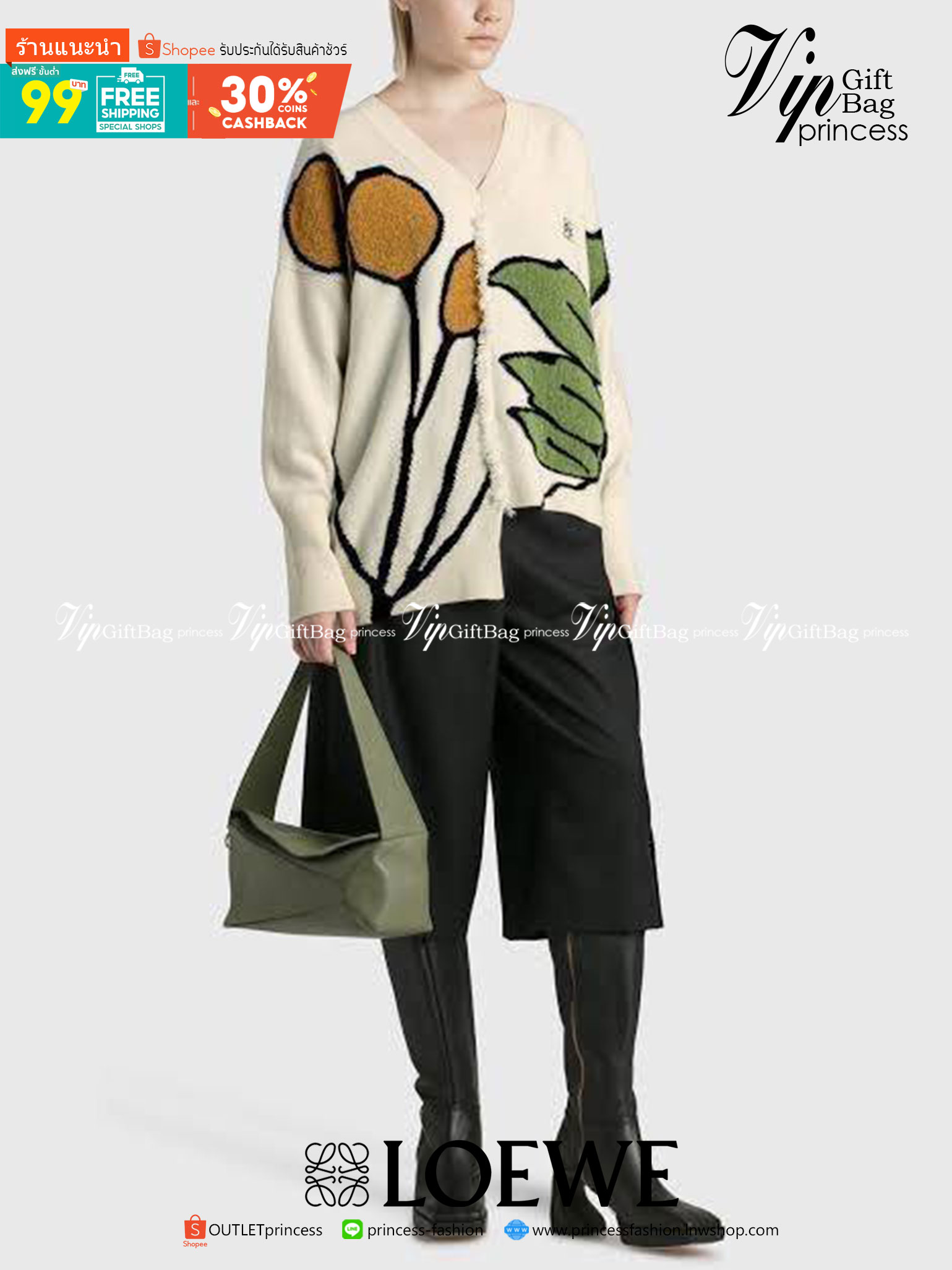 Loewe Puzzle Hobo bag กระเป๋ารุ่น Puzzle มีความพิเศษในหลายด้าน ไม่ว่าจะเป็นรูปทรงที่แปลกใหม่ มินิมอลด้วยโลโก้อนาแกรมแบบประทับ ดูหรู เป็นกระเป๋า Unisex ที่ไม่ว่าคุณจะเป็นผู้หญิงหรือผู้ชายก็ใช้งานได้ ลายกระเป๋าได้มาจากการนำหนังมาเย็บต่อกันทั้งหมด ถึงแม้ว่าข