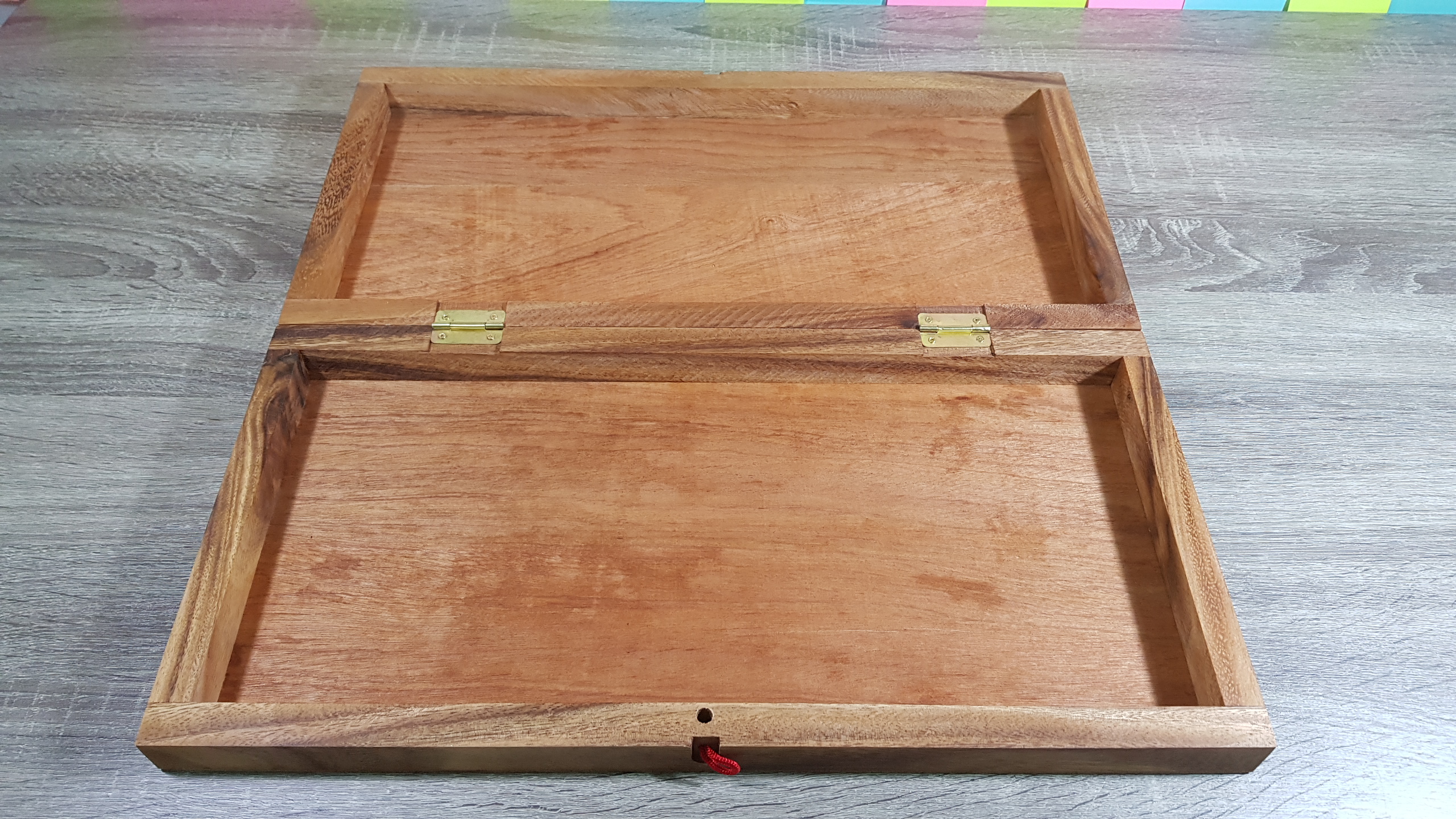 ชุดกระดานไม้ขนาดใหญ่มีตัวอักษรและตัวหมากรุกไทยไม้สักพร้อมกล่องเก็บ