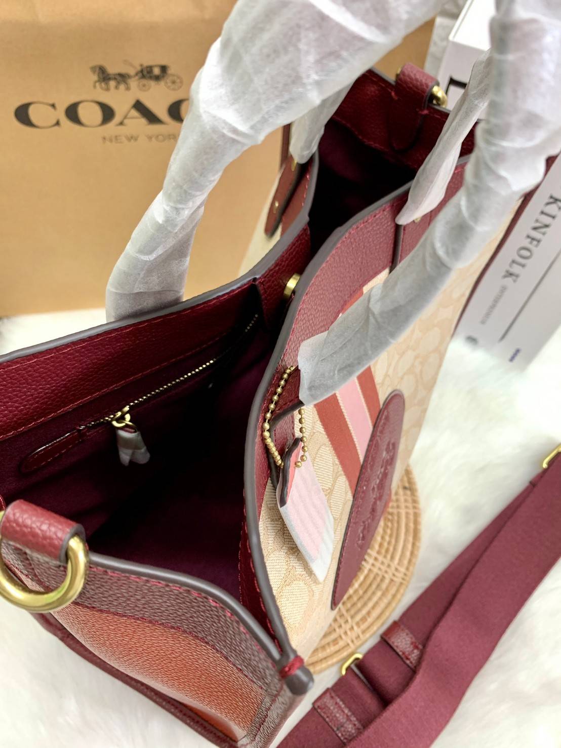 Coach 5868 Field Tote In Signature Jacquard With Horse And Carriage Prints 📣พร้อมส่ง ยังไม่เข้าไทยจ้าา!! กระเป๋าทรงTote สูง ใบใหญ่ วัสดุJacquard+หนังแท้ อย่างดี ได้ลงตัวแมทกันสวยงามมากๆค่ะ ด้านหน้าตัดแทบสีตรงกลางยาวลงมาบวกกับป้ายแบรนด์หนังตัวใหญ่ด