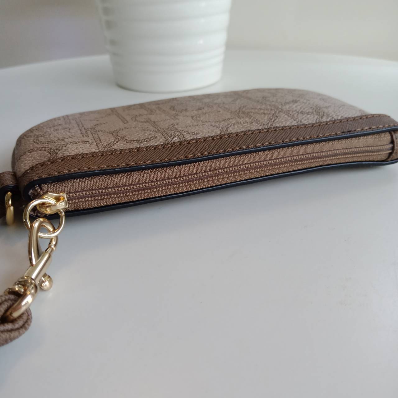 New must have item! กระเป๋าคล้องมือ ทรงน่ารัก จากแบรนด์ calvin klein มีมาให้ช้อปคะ หนัง pvc ทั้งใบอย่างดี มีสายคล้องมือเก๋ ด้านหน้าตกแต่งด้วยโลหะปั้มแบรนด์ เปิดปิดด้วยซิป ด้านในบุด้วยผ้าปั้มแบรนด์ มีช่องใส่บัตรแยก จะใส่ธนบัตรหรือบัตร ก็พกติดตัวในวันสบายๆ