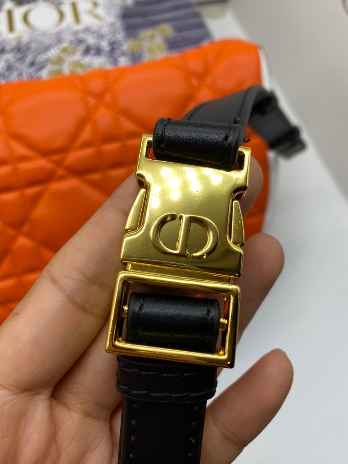 หนังแท้ DIOR MEDIUM DIOR VIBE HOBO BAG รุ่นใหม่ล่าสุด พร้อมส่งที่ไทย เกรดออริจินอลหนังแท้ สวยมากค่ะ ภาพสินค้าถ่ายจากงานขายจริง ใช้งานต่างประเทศได้