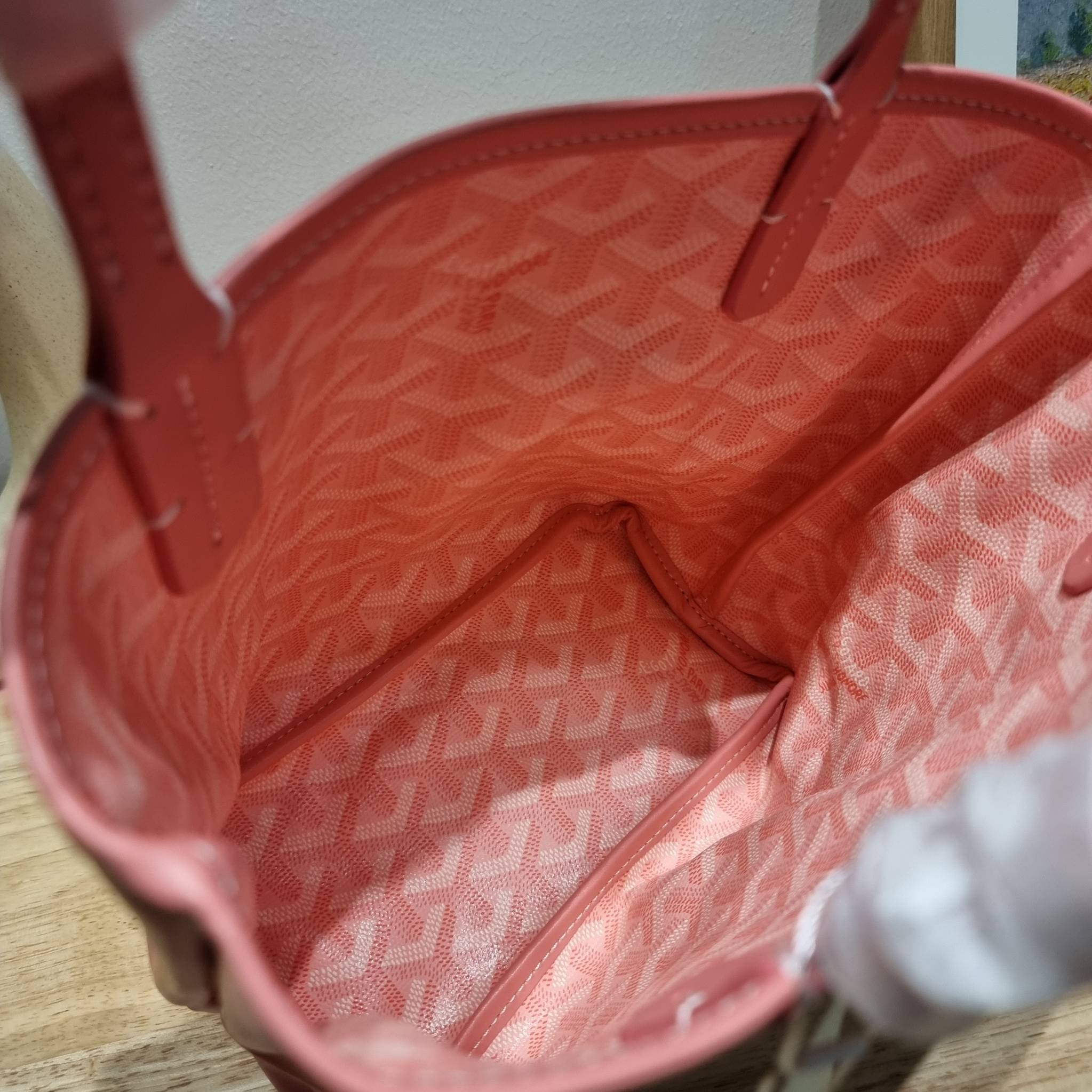 GOYARD MINI ANJOU REVERSIBLE TOTE ฮอตไอเท็ม กับกระเป๋าสะพายทรงโท้ท ไซส์มินิ กะทัดรัดมาก มาครบสีขายดี เลิศทุกสี รูปทรงคลาสสิค ดีไซน์เป็นเอกลักษณ์ ใช้งานได้หลากหลาย สามารถกลับด้านใช้ได้แบบไม่มีเบื่อ