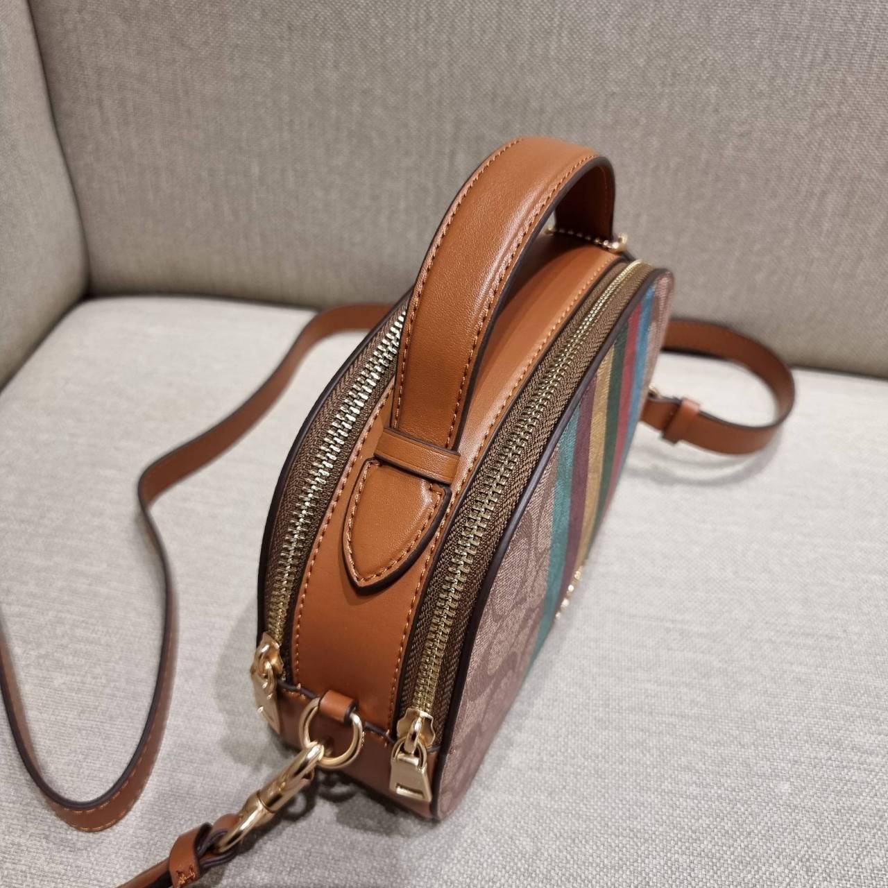 COACH C5642 SERENA SATCHEL IN SIGNATURE CANVAS WITH STRIPE ดีไซน์ stripe ที่แสนจะโดดเด่น กับคอลเลคชั่นยอดฮิต ที่ sold out ไปแล้วในหลายประเทศ!! กระเป๋าสะพายข้างทรงสวย ลุคผู้ดี วัสดุหนังแคนวาสสลับหนังแท้ เปิด-ปิดด้วยซิป 2 ช่องหลัก ภายในเป็นช่องโล่ง เก็บของไ