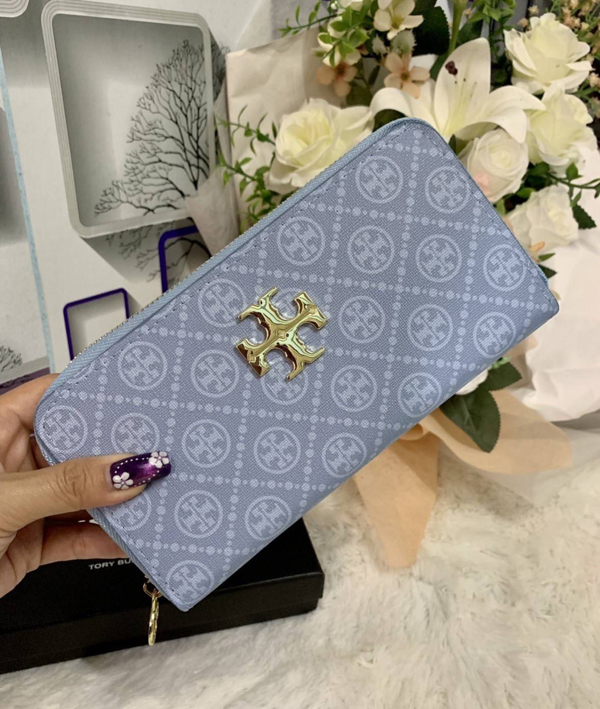 กระเป๋าสตางค์ใบยาว TORY BURCH : Monogram Pattern วัสดุหนังแกะสังเคราะห์ลงเคลือบเพิ่มความเงาอีกชั้น อะไหล่สีทอง **แบบซิปรอบ เปิด - ปิด กระเป๋าด้วยซิปรอบ ด้านในแบ่งออกเป็น 3 Patation ตรงกลางเป็นซิปยาว มีช่องใส่บัตรได้ 8 ใบ หนังเงาสวย จับถนัดมือ พร้อมส่งให้ส