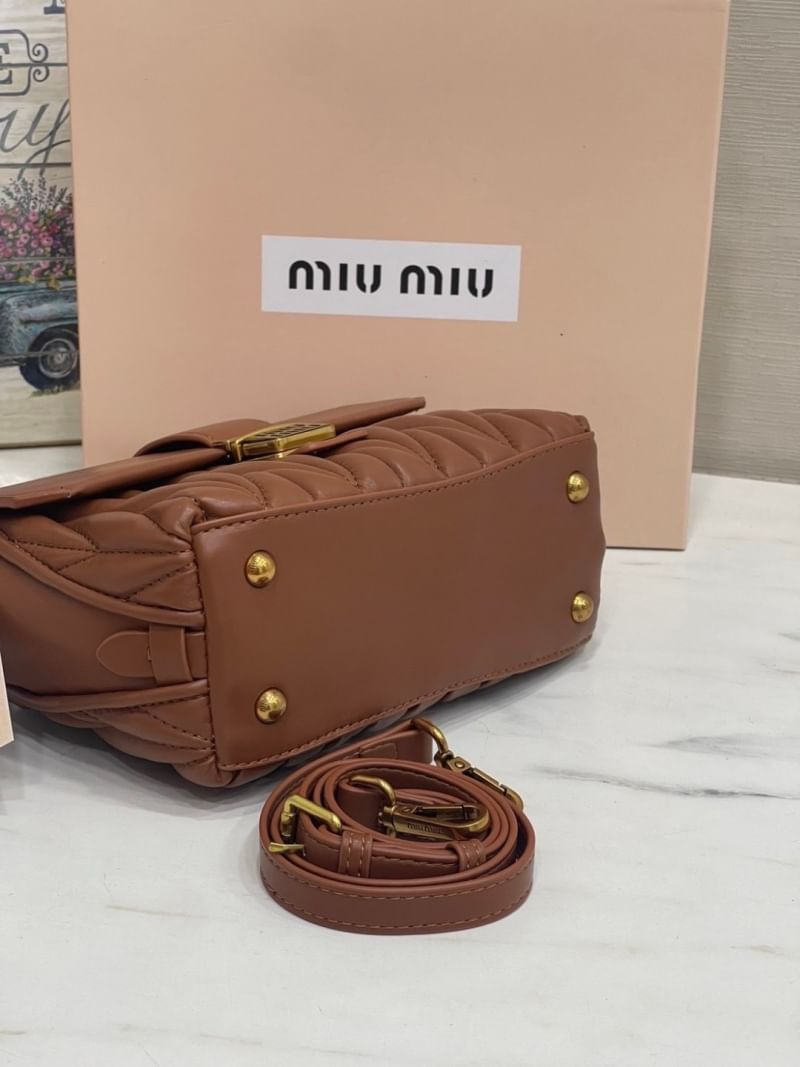 MIU MIU Matelesse Leather Crossbody bag กระเป๋าถือทรงมินิโท้ท พร้อมหูจับใช้งานง่าย และสายสะพายสุดชิค ปรับใช้ได้ตามสไตล์ความชอบได้เลย ดีไซน์เพิ่มดีเทล ด้วยการเดินด้ายเป็นเอกลักษณ์