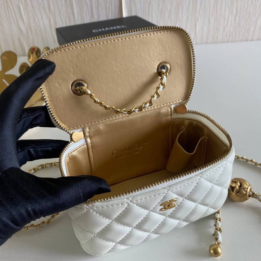 VIP GIFT 】หนังแกะแท้ CHANEL Box With Chain สายโซ่ทองหรูมาก หนังเรียบฟู ขึ้นเงา กระทบแสงยิ่งสวยค่าา โทนสีสวยสดใส เหมาะมากสำหรับสาวๆ ชิคๆ ต้องบอกเลยรุ่นนี้เหล่าเซเลบใช้กันเยอะมากๆ แค่อะไหล่ก็หรูไปเดินครึ่งแล้วค่าา😁 พร้อมส่งที่ไทยที่นี่ที่เดียว