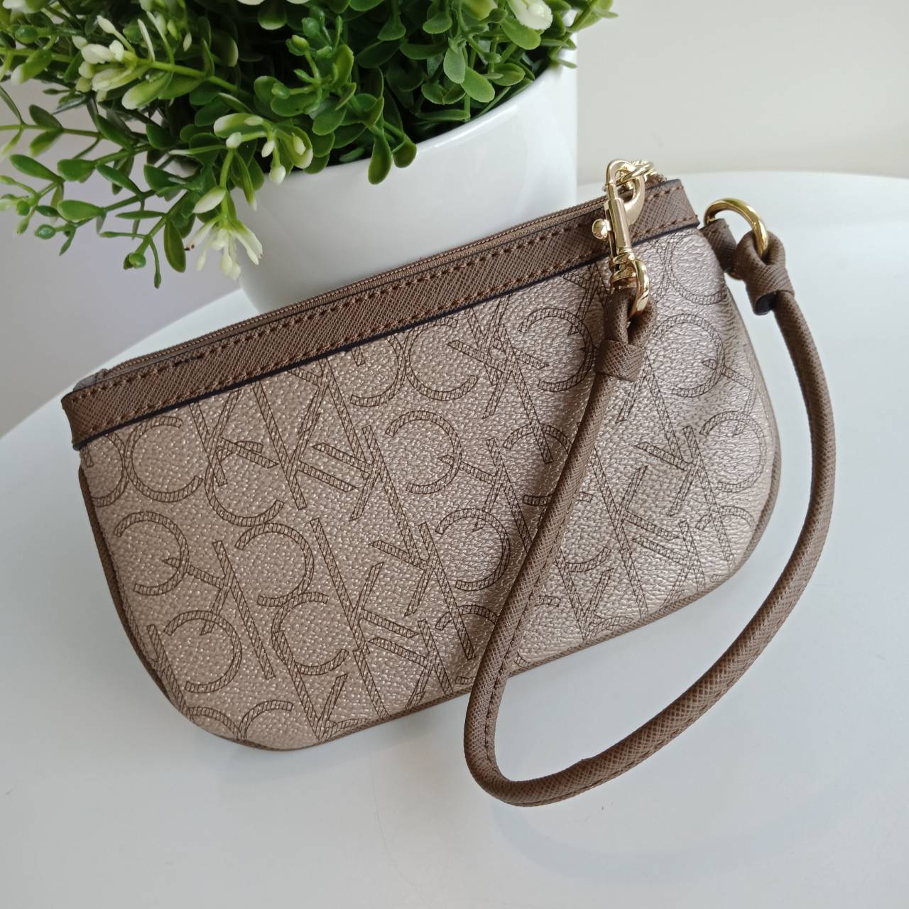 New must have item! กระเป๋าคล้องมือ ทรงน่ารัก จากแบรนด์ calvin klein มีมาให้ช้อปคะ หนัง pvc ทั้งใบอย่างดี มีสายคล้องมือเก๋ ด้านหน้าตกแต่งด้วยโลหะปั้มแบรนด์ เปิดปิดด้วยซิป ด้านในบุด้วยผ้าปั้มแบรนด์ มีช่องใส่บัตรแยก จะใส่ธนบัตรหรือบัตร ก็พกติดตัวในวันสบายๆ