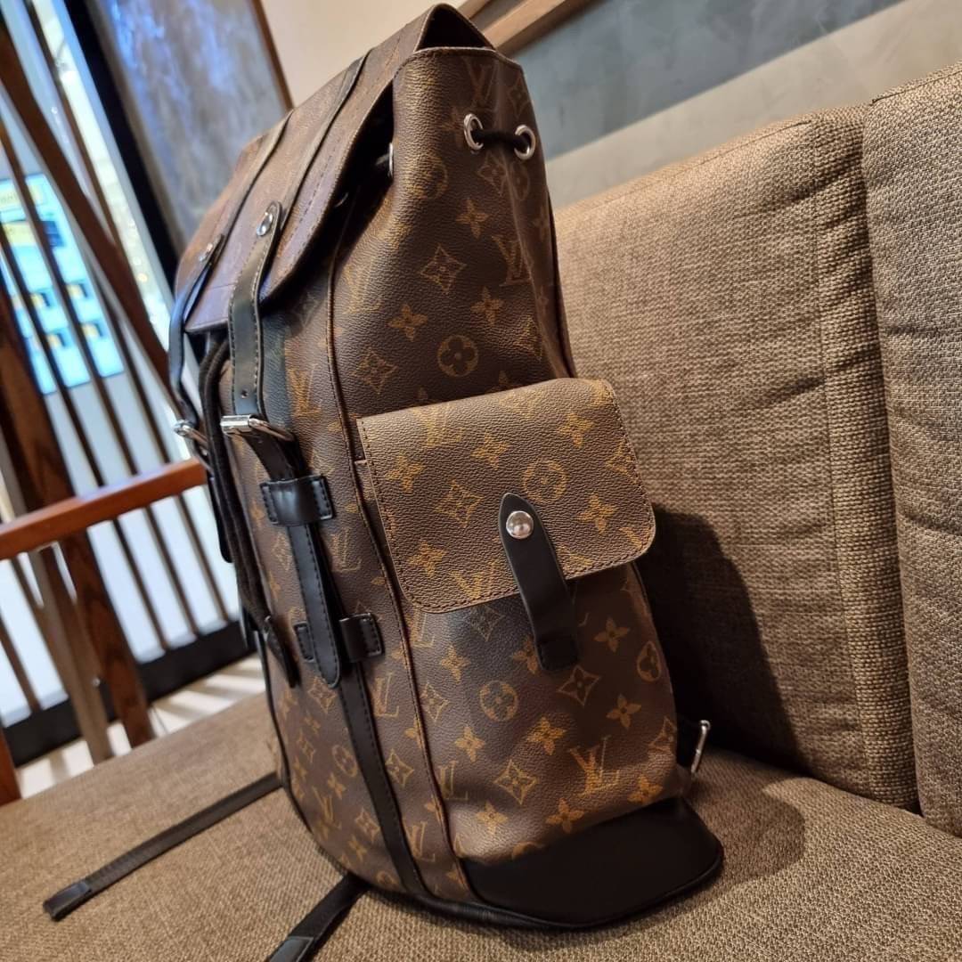 LV Christopher PM Monogram Eclipse Reverse เป้สะพายหลังใบใหญ่ LV MONOGRAM BACKPACK ที่หนุ่มๆตามหากันมากที่สุด LONG WEEKEND กระเป๋าใบใหญ่ต้องมี!! รุ่นสุดฮอต!! ด้วยรูปทรงที่คลาสสิค สไตล์เอกลักษณ์ วัสดุหนังแคนวาส ทนทาน