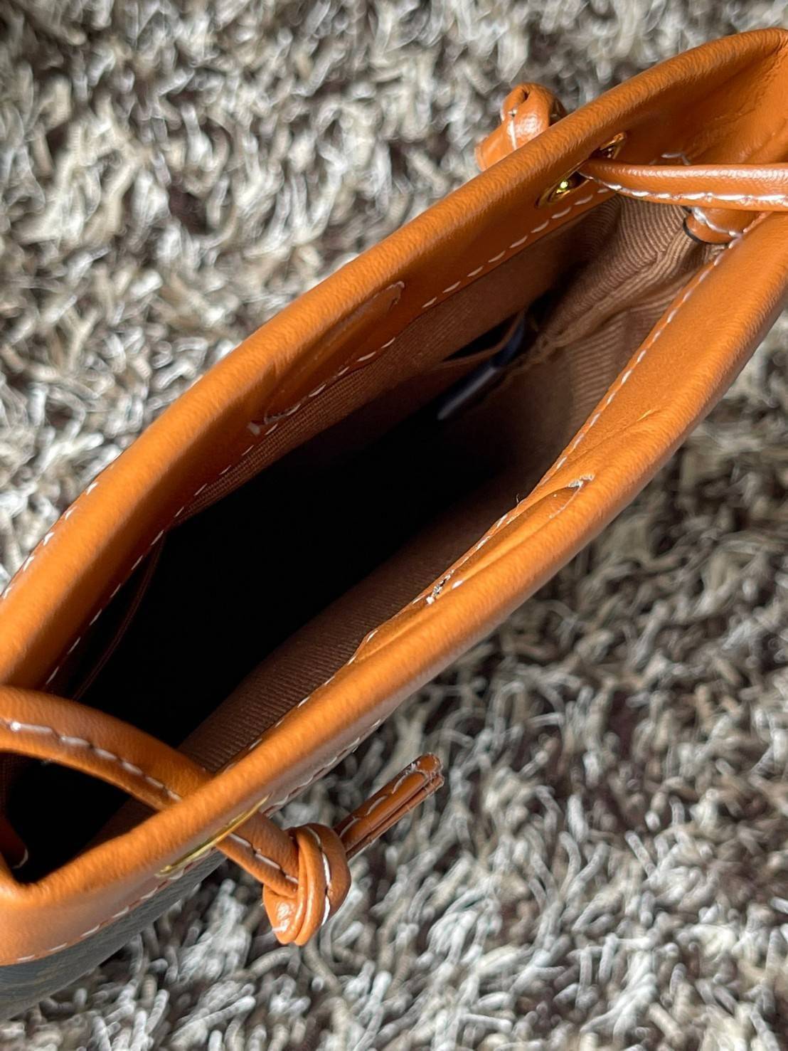 Celine Triomphe Pouch Crossbody Bag / Celine Phone Bag ในวันที่ต้องการความคล่องตัว เราสามารถหยิบกระเป๋าใส่โทรศัพท์ประเภทนี้เพื่อใส่เพียงแค่โทรศัพท์ เงิน และของสำคัญชิ้นเล็ก ๆ ได้เลย โดยไม่ต้องพกกระเป๋าใบใหญ่ ๆ ไปให้เกะกะ แถมยังดูเป็นแฟชั่นที่ทันสมัยอีกด้ว