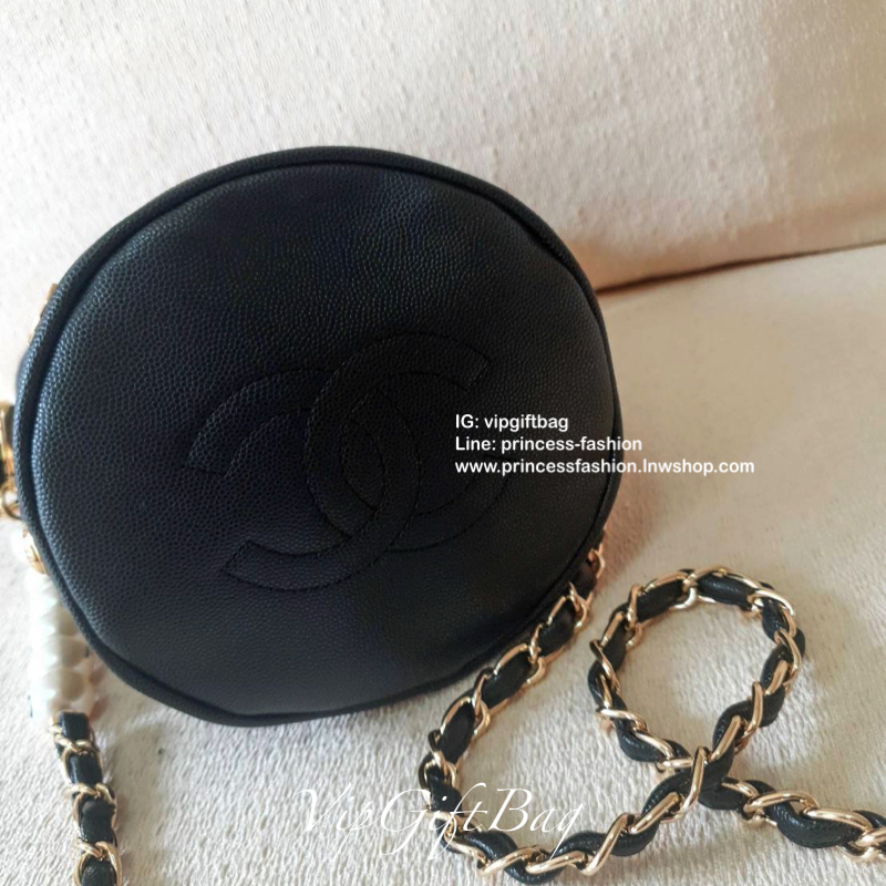 กรี้ดสลบสำหรับรุ่นนี้ งานหรูในราคาสบายกระเป๋ากับ CHANEL VIP GIFT(GWP) ของแท้ 100% จากเคาเตอร์แบรนด์ CHANEL ทรงจีบแบบกลมที่กำลังมาแรง ขนาดกำลังดี วัสดุหนัง CAVIER หูรูดโซ่อะไหล่ทอง ด้านในบุผ้าไนลอนปั้มแบรนด์ ใส่โทรศัพท์ได้ทุกรุ่น พร้อมของจุกจิก มีช่องซิปอี