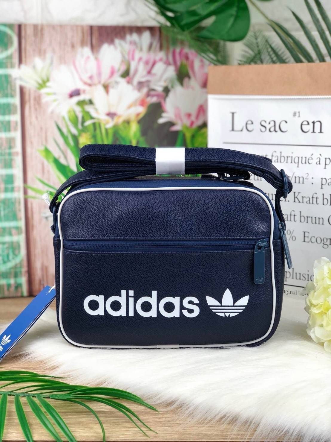 ADIDAS MINI AIRLINE VINT BAG กระเป๋าถือหรือสะพายทรง sport วัสดุ pu. นิ่ม น้ำหนักเบา ทรงสวย classic ด้านหน้ามีช่อง ซิปด้านบนแบ่ง 2 ช่องใหญ่ จุได้เยอะ ใส่ wallet ยาว, mini iPad ได้ mini พร้อมสายยาวปรับ freesize ค่ะ