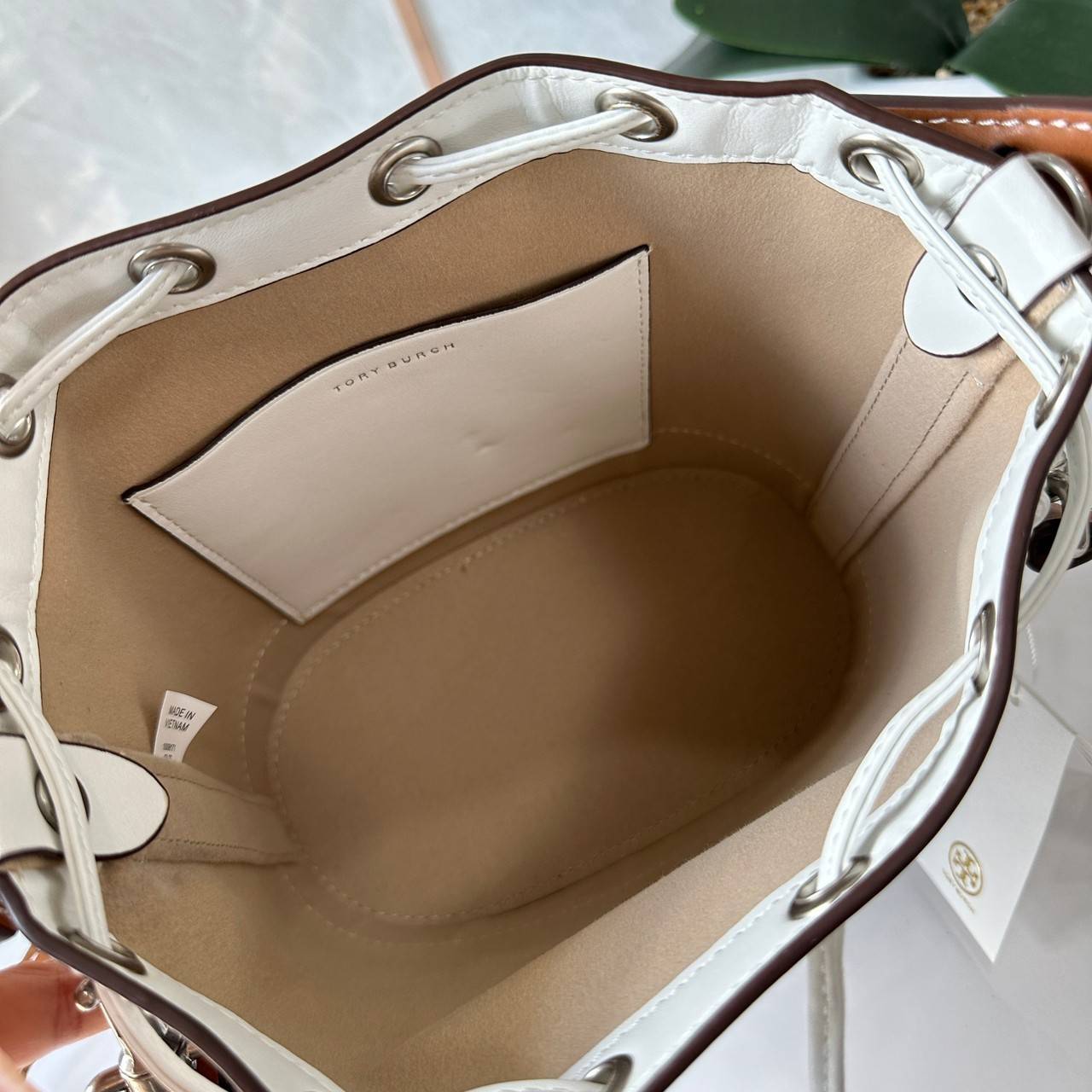 TORY BURCH T Monogram Denim Bucket Bag MEDIUM คอลเลคชั่นใหม่ รูปแบบคลาสสิค พกพาความหรูหราไปได้ทุกที่ด้วยกระเป๋าทรง Bucket ขนาดกลางและปิดด้วยเชือกรูดพร้อมโลโก้แวววาว วัสดุผ้าเดนิมแจ็คการ์ด ตัดขอบหนังแท้