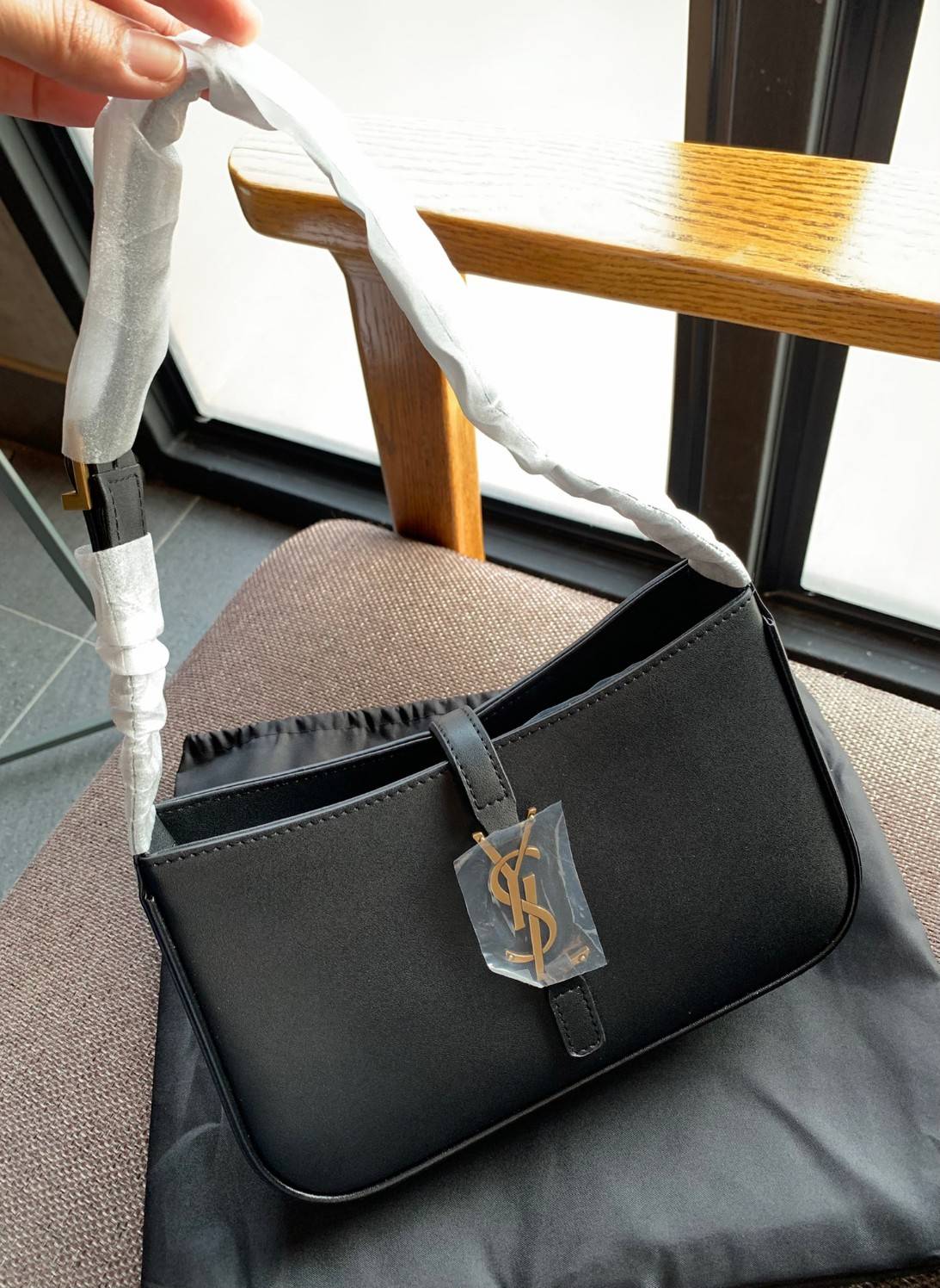 สวยสะกดทุกสายตา แรกเห็นก็หลงรักแล้วจ้าา VIP YSL Le 5 à 7 mini leather shoulder bag / YSL HOBO BAG กระเป๋าที่ดูหรู และคลาสสิคมากๆ ในตอนนี้ หนังแท้อย่างดี สัมผัสแล้วรู้สึกถึงความนิ่มของหนังเลยค่ะ