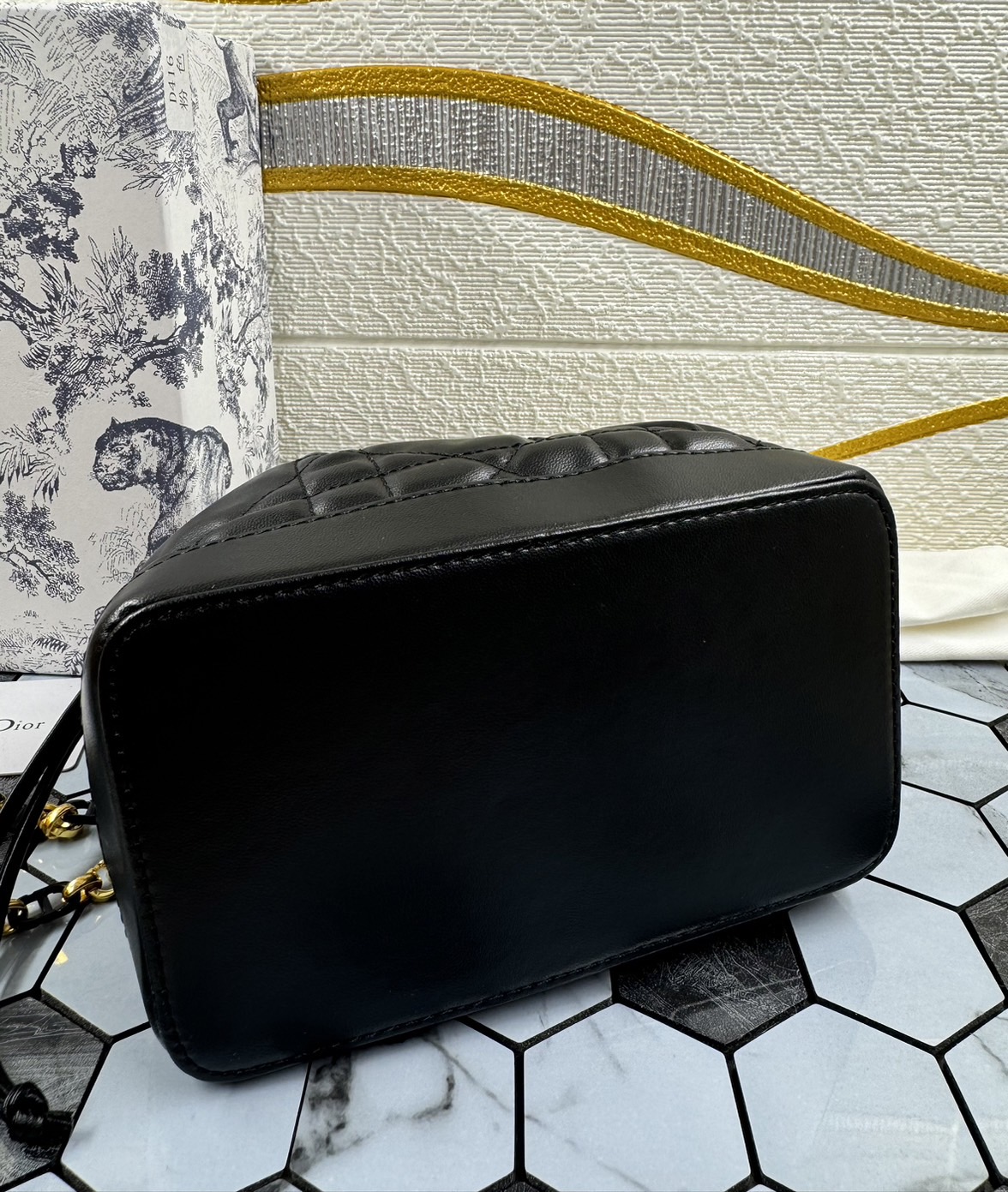 DIOR Small Dior Jolie Bucket Bag กระเป๋าทรงถังรูปทรงทันสมัย สง่างามเหนือกาลเวลา เกรดท็อปออริ สลับแท้ 1:1