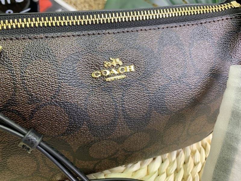 COACH HANDLE POUCH SIGNATURE BAG (รุ่นโลโก้อะไหล่ตัวเล็ก) กระเป๋าสะพาย หรือสะพายข้าง Crossbody ราคาสุดคุ้มค่ะ วัสดุ pvc อย่างดี ลาย C เปิดปิดกระเป๋าแบบซิป ภายในสามารถใส่กระเป๋าสตางค์ใบยาวขนาดปกติได้ ของอื่นๆจุค่ะ มีช่องเล็กใส่ของจุกจิก สายยาวถอดออกได้เลื่