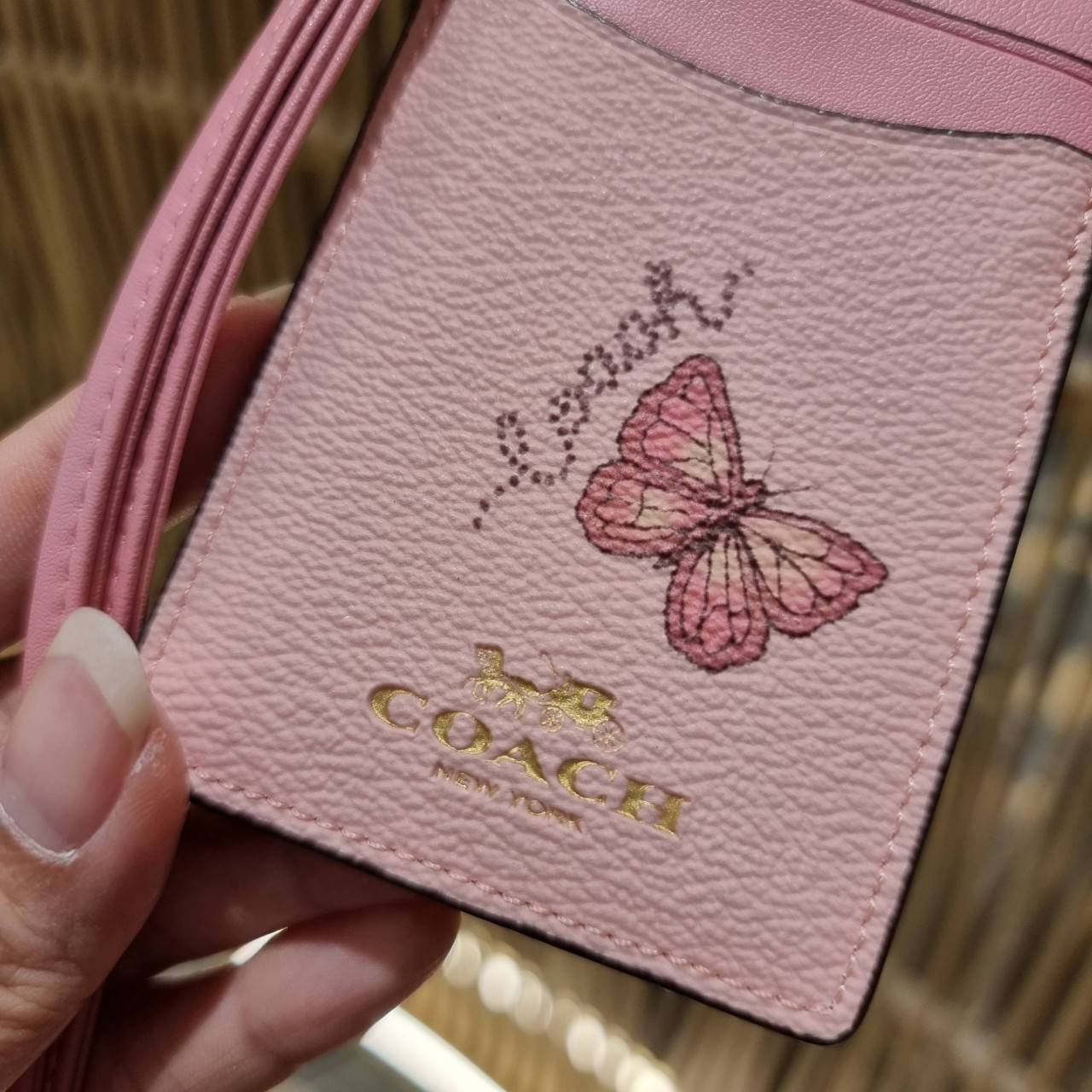 COACH C3305 ID LANYARD IN COLORBLOCK SIGNATURE CANVAS ง่ายๆแบบไม่ธรรมดา!! คลาสสิคแต่มีดีเทลโดดเด่น!! กระเป๋าถนอมบัตร พร้อมสายคล้องคอ ดีไซน์ลวดลายสวย ดูดีทุกแบบ ใช้งานง่าย พกพาสะดวก จะใส่บัตรพนักงาน บัตรเครดิต บัตรปชช. ใบขับขี่ และบัตรอื่นๆที่อยากจะใส่!! ต