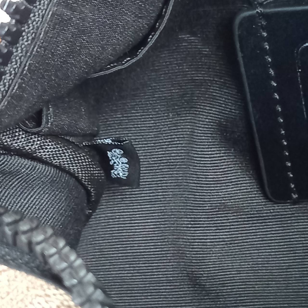 COACH BARREL SIGNATURE CANVAS CROSSBODY (C2957) กระเป๋าสะพาย ทรงเก๋ ขนาดกำลังดี ที่บอกได้คำเดียวว่า เท่ไม่หยอก!! คือดีย์มาก!!// วัสดุแคนวาส ผสมหนังแท้ ลาย SIGNATURE รูปทรงกระบอก// เปิด-ปิด ด้วยซิบ ด้านในโล่งกว้าง เก็บของได้เยอะ// มาพร้อมสายสะพาย สายสปอร์ต