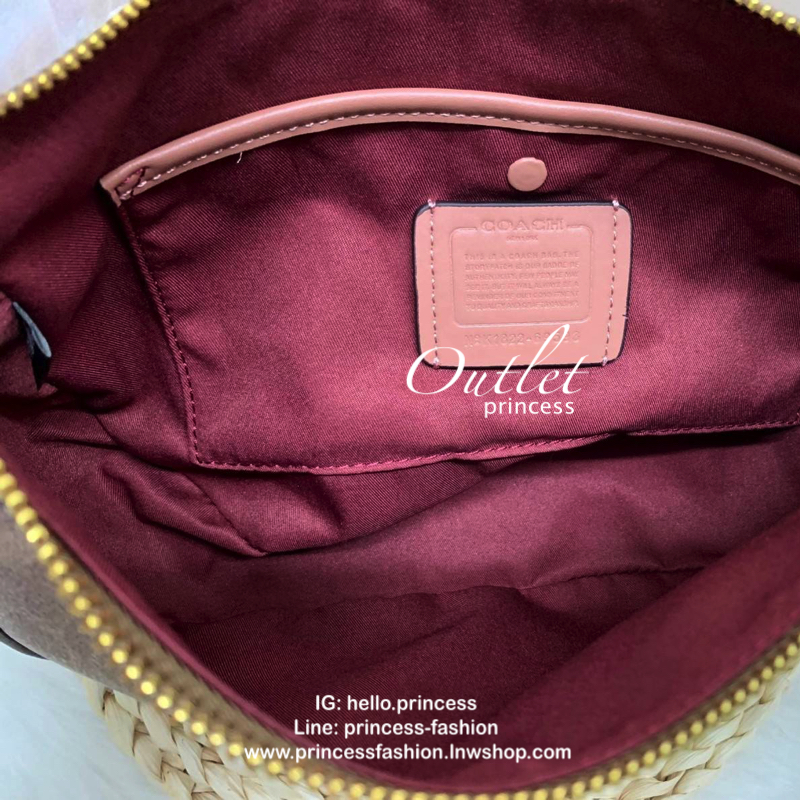 COACH SUTTON CROSSBODY IN SIGNATURE BAG กระเป๋าถือหรือสะพายไหล่ ทรงสวย วัสดุหนังแท้ เนื้อนิ่ม พร้อมพวงกุญแจหนัง เปิดปิดแบบซิป ภายในกว้าง ใส่ wallet ยาว และของใช้ได้เยอะ มีช่องเล็ก พร้อมสายสะพายยาวถอด ปรับได้ค่ะ Dont's miss!!