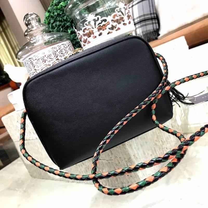 อีกครั้งตามคำเรียกร้อง! CHARLES & KEITH DUO-ZIP SLING BAG กระเป๋าสะพายรุ่นชนช็อปหนังสวยอยู่ทรง ด้านหน้าปั๊มโลโก้แบรนด์ประดับพู่ฟรุ้งฟริ้งดูมีดีเทลโดดเด่นที่สายสะพายยาวลวดลายสุดชิค เปิดปิดด้วยซิปหัวซิปปั้มโลโก้ ภายในมีช่องใส่ iphone7+และของจุกจิกได้เยอะ ถื