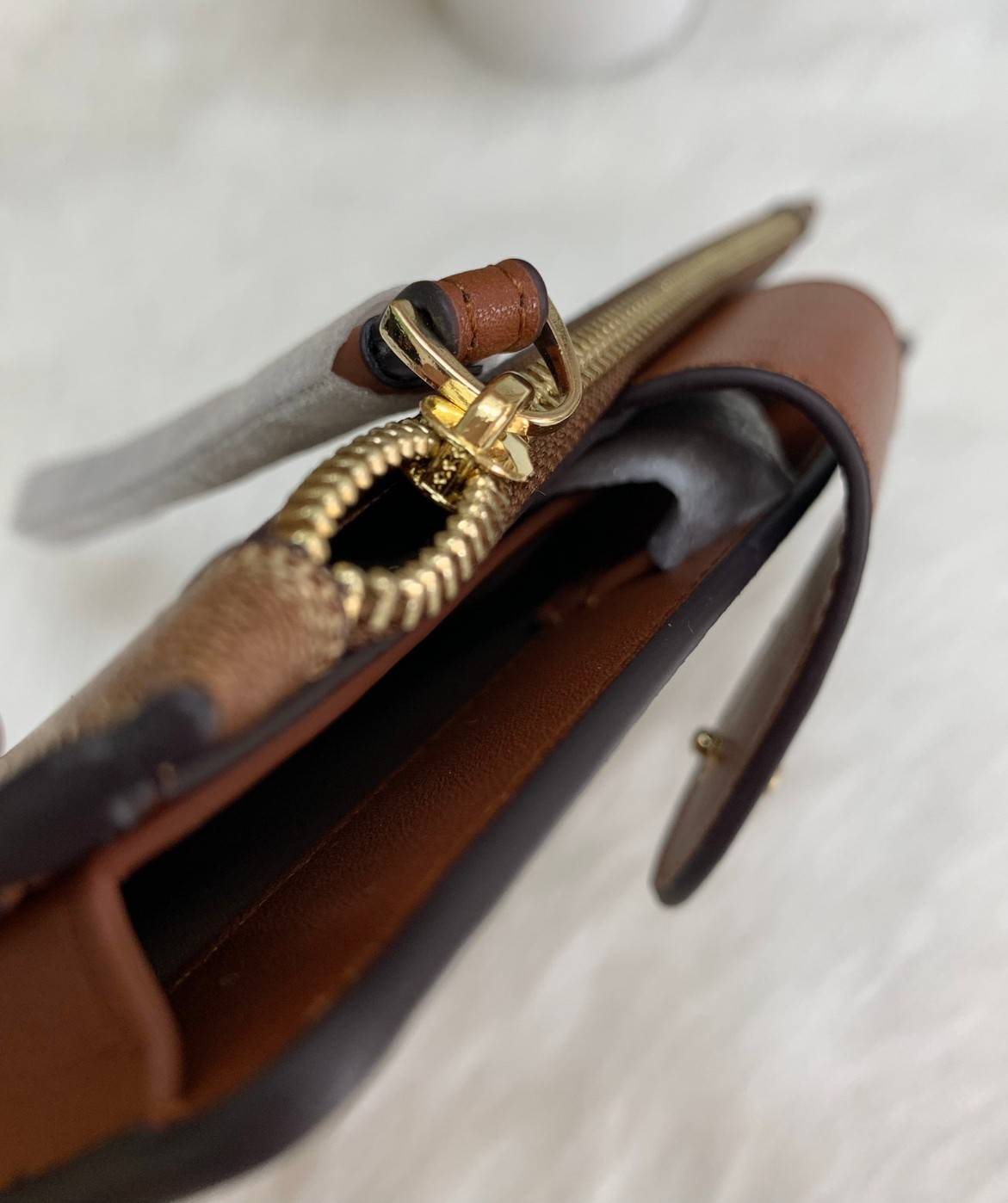 พร้อมส่งครบ 5 สี กระเป๋าสตางค์ที่สาวๆต้องมีติดตัวค่าา😘 COACH TECH WALLET IN COLORBLOCK SIGNATURE ((C2874)) ✔️กระเป๋าเงินใบยาว หนังแท้ พร้อมสายคล้องมือในตัวค่ะ ✔️เปิดปิดด้านหน้าแบบฝากระดุม ภายในมีช่องใส่ธนบัตร2ช่อง ;สามารถใส่มือถือ ip