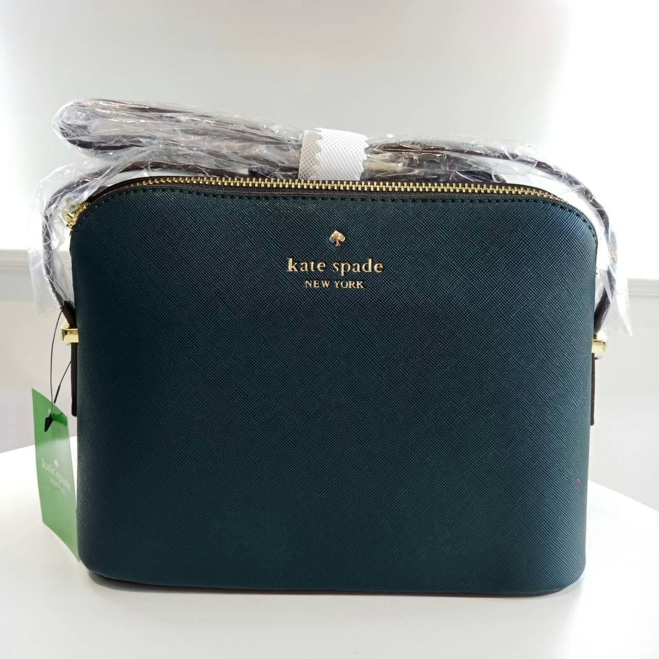 KATE SPADE CEDAR STREET MANDY กระเป๋าสะพาย แบรนด์ดังจากอเมริกา ขนาดกำลังน่ารัก วัสดุหนังลาย saffiano สวยอยู่ทรง ด้านหน้ามี logo brand สีทอง เปิดปิดด้วยซิปภายในโล่ง + ช่องเล็กใส่ของจุกจิก ใส่กระเป๋าสตางค์ใบยาวได้ ผ้าบุลายจุดสีทองดูหรูหรา ใบนี้ mix&match ได