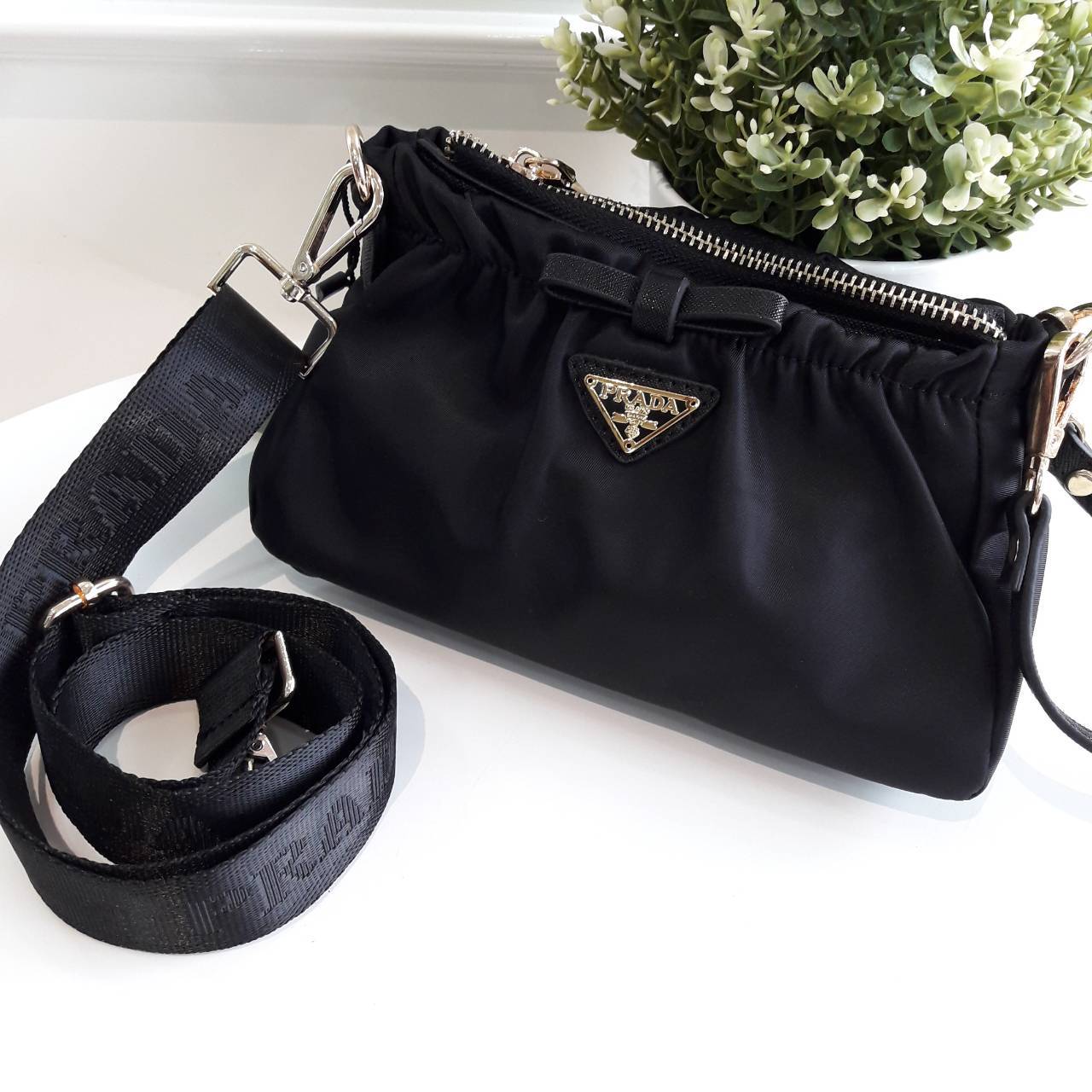 New arrival! **งานไซส์น่ารัก จากงานพรีเมี่ยมกิ้ฟ เคาเตอร์ต่างประเทศ Prada มีมาให้จับจองคะ รุ่นยอดฮิตที่สาวๆตามหากัน ภายนอกจับจีบปากกระเป๋า ดีมาก วัสดุผ้าNyonกันน้ำ เปิด/ปิดด้วยซิป สามารถคล้องมือเกร๋ๆ หรือจะถือเป็นครัชก็ไฮโซไปอี้ก ภายในเย็บติดป้ายหนังแบรนด