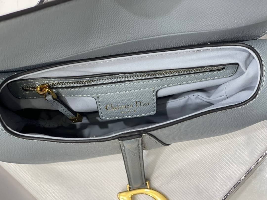 หนังแท้ DIOR SADDLE BAG Cloud Blue Goatskin กระเป๋ารุ่นยอดนิยมตามแบบฉบับแบรนด์ งานทอลายคมชัด ใช้งานได้ 2 แบบ สะพายยาว CROSSBODY และสายสั้นถือได้เก๋ๆ ลุคนี้คูลสุดๆ เลยค่าา ภาพถ่ายจากสินค้าจริง! สวยมาก พร้อมส่งที่ไทยราคาสุดคุ้ม สาวๆ ห้ามพลาดค่ะ!