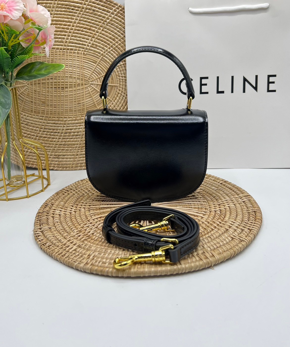 CELINE Mini besace triomphe in shiny top handle กระเป๋าสะพายคาดลำตัวพร้อมหูจับถนัดมือ น่ารักมาก รุ่นใหม่ล่าสุด