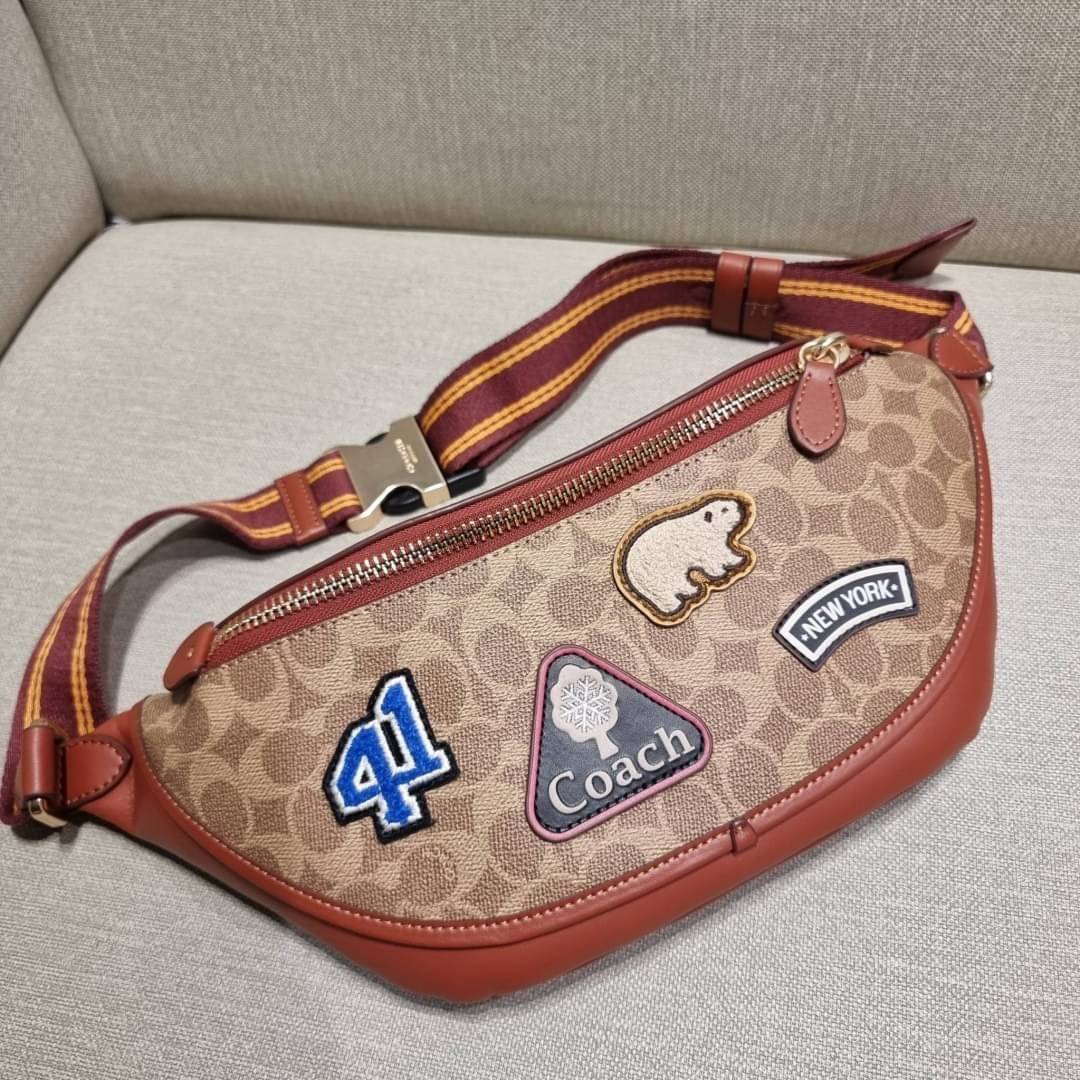COACH C6678 LEAGUE BELT BAG IN SIGNATURE CANVAS WITH VARSITY PATCHES กระเป๋าคาดอกไซส์ใหญ่ คอลเลคชั่นที่ฮอตไม่เลิก กับดีไซน์สกีเรทโทร วินเทจ ขนาดสะพายกำลังเท่ คูลๆ ใช้งานง่าย ได้ทั้งหนุ่มๆและสาวๆ โดดเด่นด้วยแพทช์ที่สวยไม่ซ้ำใคร วัสดุหนังแคนวาสเคลือบลายสลับ