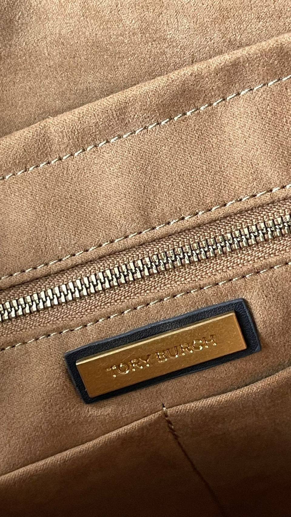 TORY TOTE BAG / Tory Burch T Monogram Jacquard Large Tote Bag สำหรับคนที่ชอบกระเป๋าที่มีพื้นที่ใส่ของได้จุใจ หยิบของใช้งานสะดวก และพกพาง่าย ขอแนะนำกระเป๋ารุ่น นี้เลยคะ