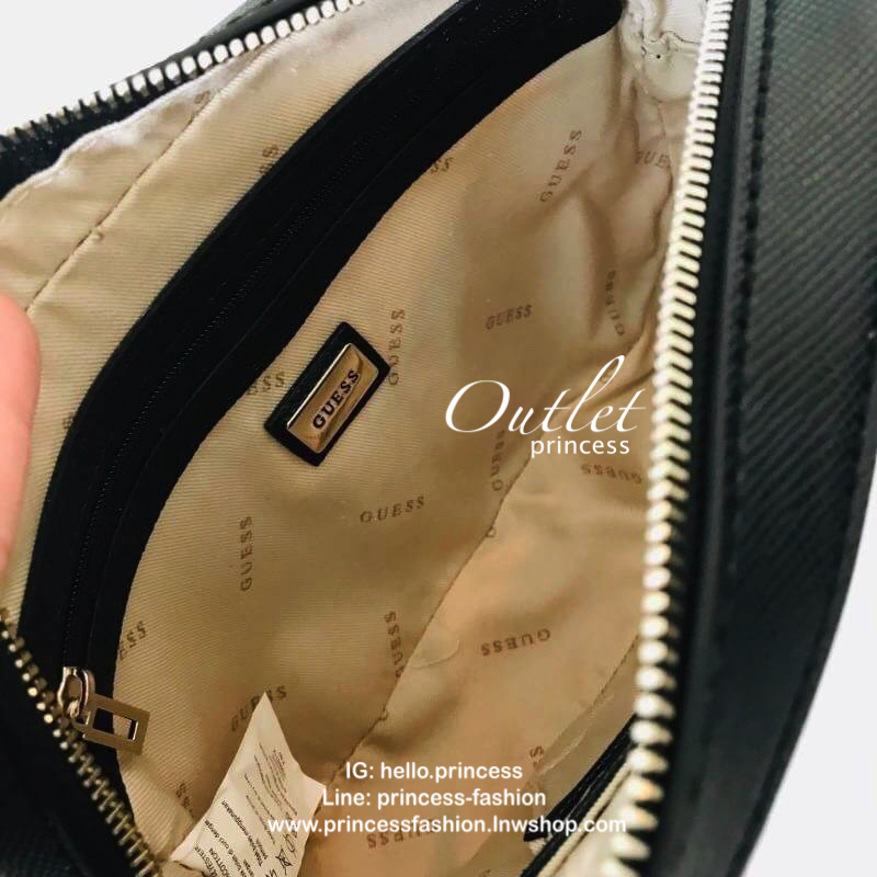GUESS ZIP TOP KAMRYN CROSSBODY BAG กระเป๋าสะพายรุ่นยอดนิยม วัสดุ PU คุณภาพดี น้ำหนักเบา ด้านหน้าประดับด้วยโลโก้แบรนด์สุดหรู เปิดปิดกระเป๋าด้วยซิปสะดวกใช้ ด้านในโล่งกว้างมีช่องซิปและช่องใส่บัตร สามารถใส่มือถือได้ทุกรุ่น กระเป๋าสตางค์ใบสั้นได้ ซับในลายแบรนด
