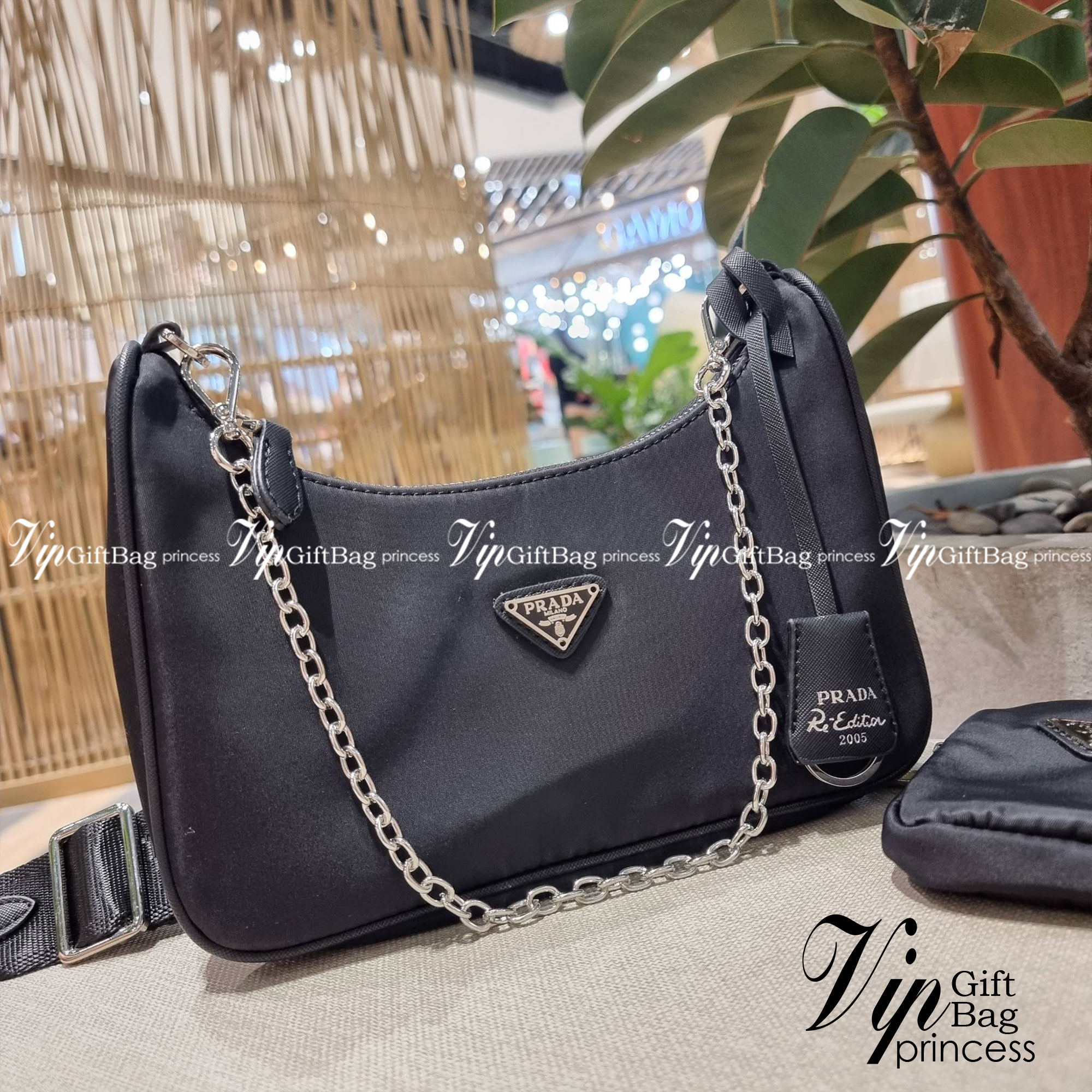 VIP 🥂 PRADA RE-EDITION 2005 RE-NYLON SHOULDER BAG ไอเท็มสุดปัง ที่ฮิตตลอดกาลไม่ว่าจะปีไหนๆ จัดให้ครบทั้งสีขายดีและสีใหม่ล่าสุด ที่สายคุณหนูห้ามพลาด!! กับกระเป๋าสะพายทรงคลาสสิค เหมาะเป็น everyday bag มากๆ วัสดุผ้าไนล่อนคุณภาพ พร้อมใบลูก ไว้ใส่เหรีย